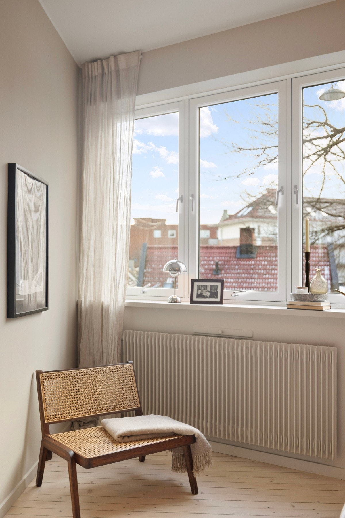 Rommet er romslig nok til også å romme ekstra kommode, skrivepult mm. Galleribilde