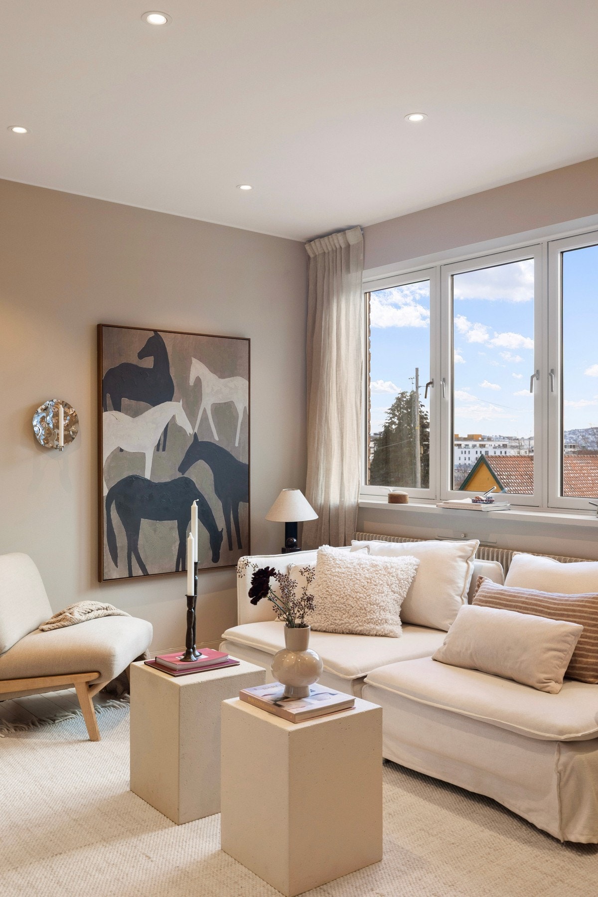 Lys og luftig stue med store vindusflater som slipper inn massevis av lys! Galleribilde