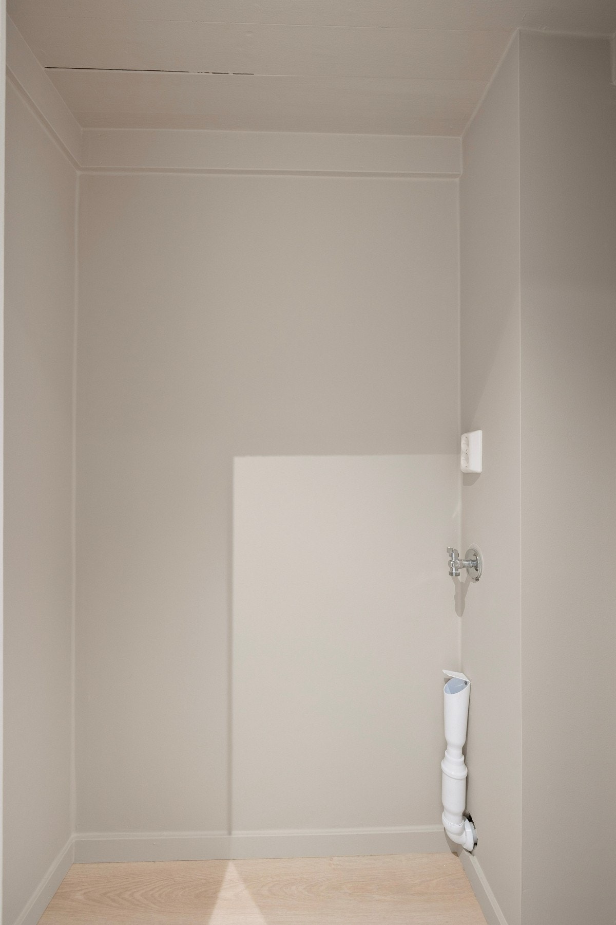 Innvendig bod med inngang fra entre har opplegg for vaskemaskin og tørketrommel Galleribilde