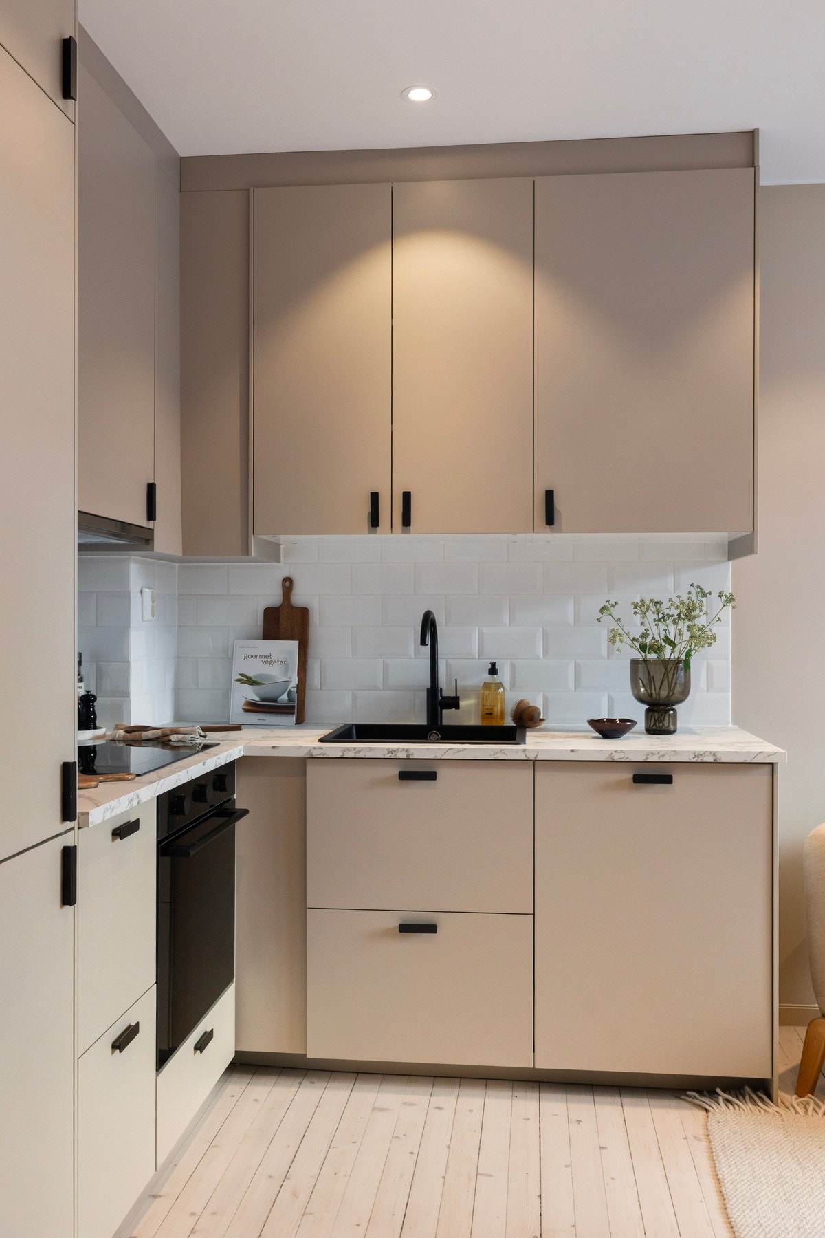 Kjøkkenet leveres med integrerte hvitevarer og har nok av skap- og benkeplass Galleribilde