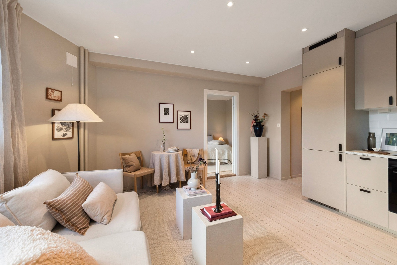 God plass til stor sofagruppe med tilhørende tv-stue møblement Galleribilde