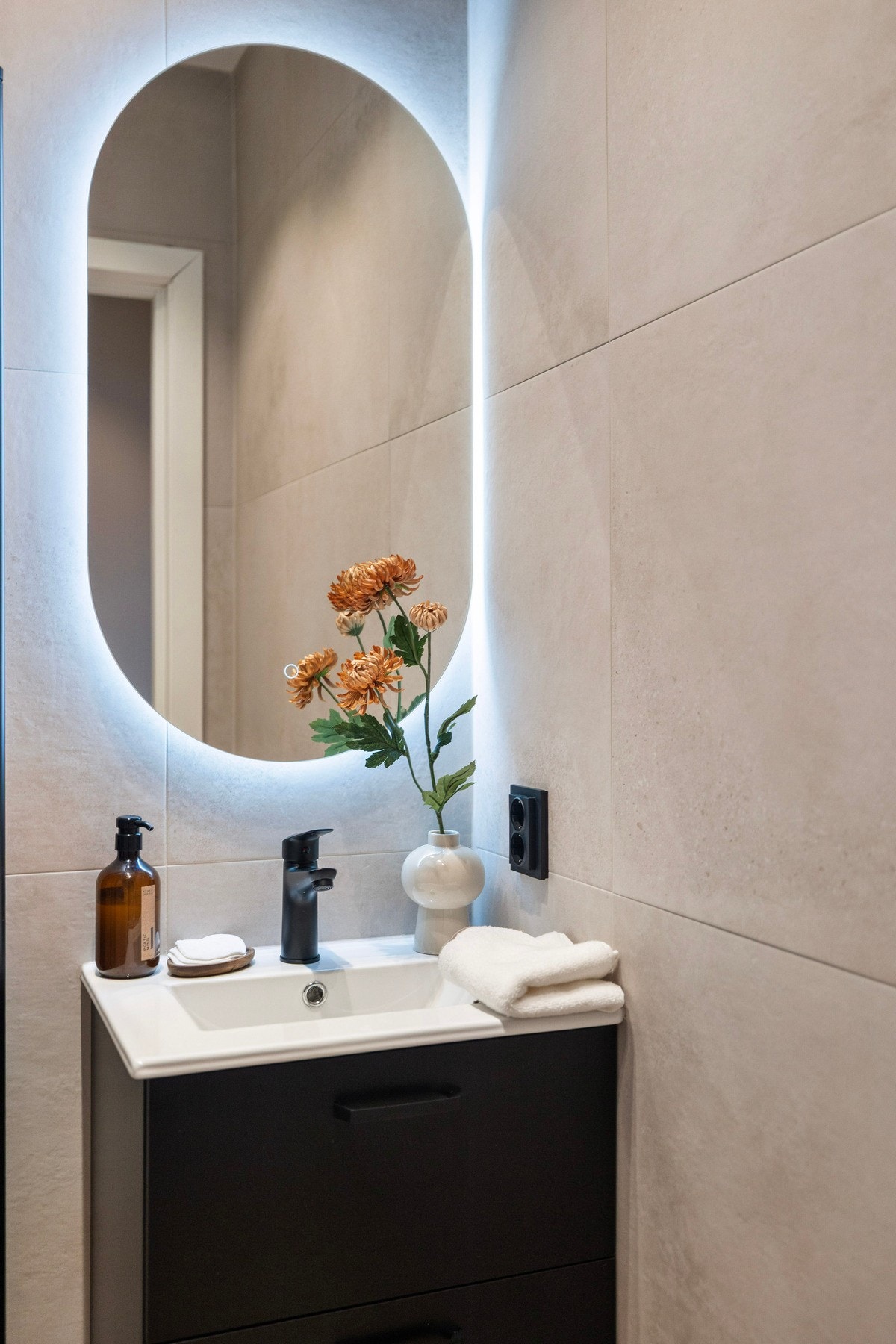 Pen baderomsinnredning med plass til oppbevaring av personlige artikler Galleribilde