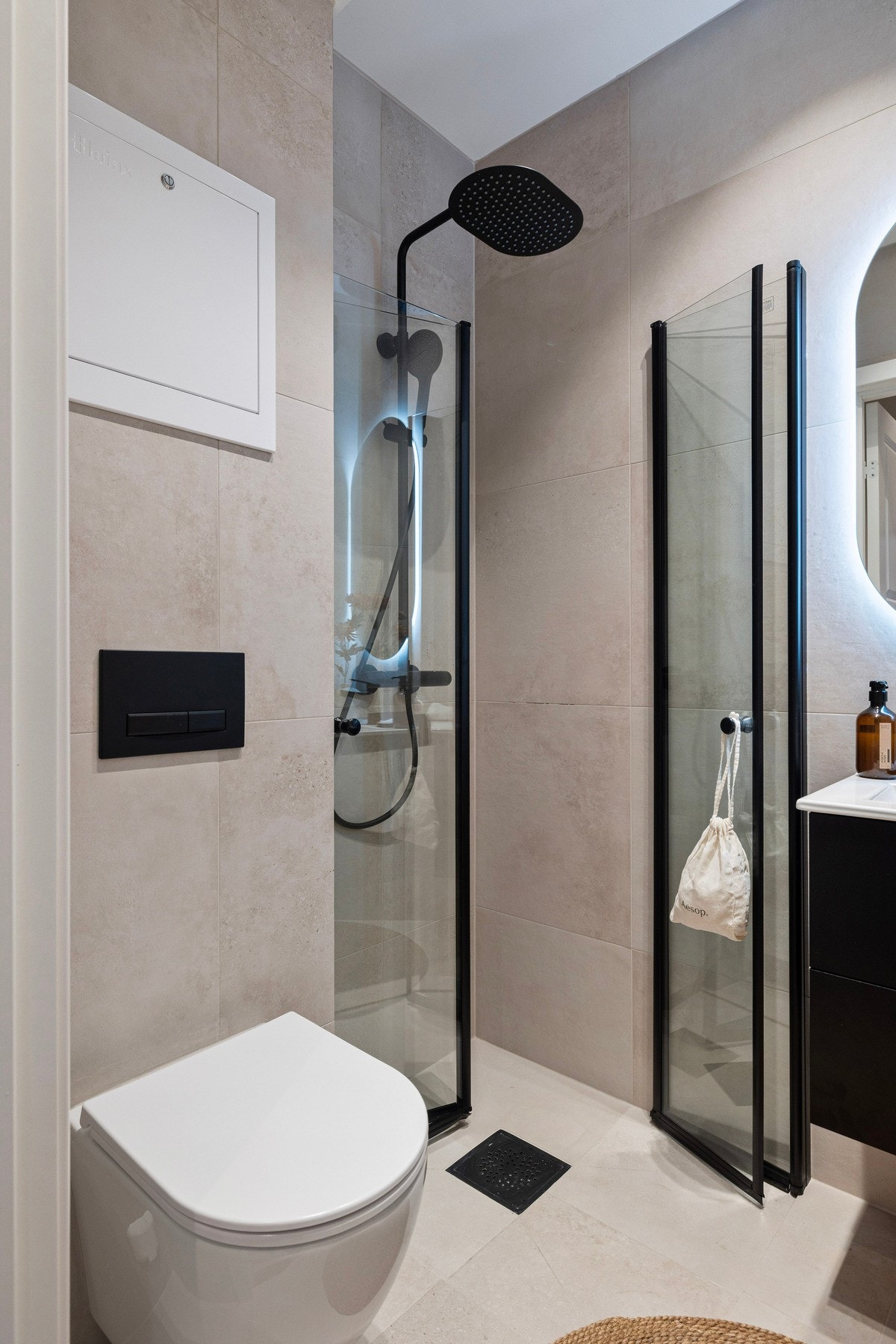 Her har du dusj med innfellbare dusjveggen i herdet glass, og vegghengt toalett Galleribilde