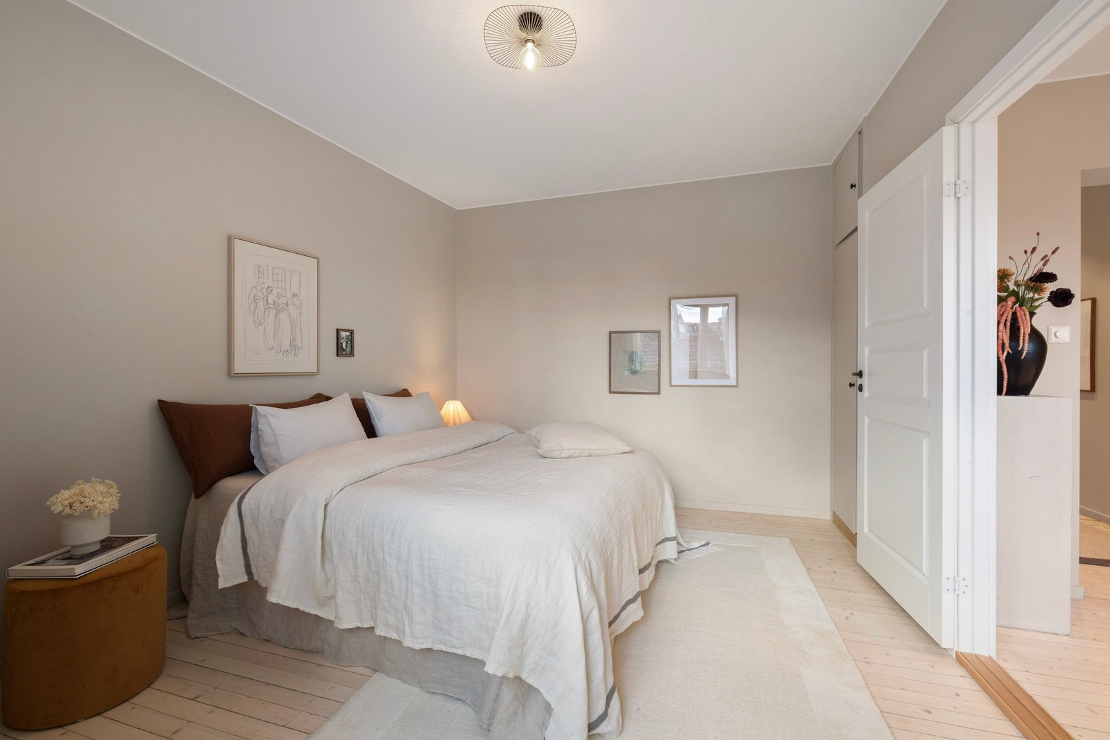 Soverommet har rikelig med plass til garderobeskap for et par Galleribilde