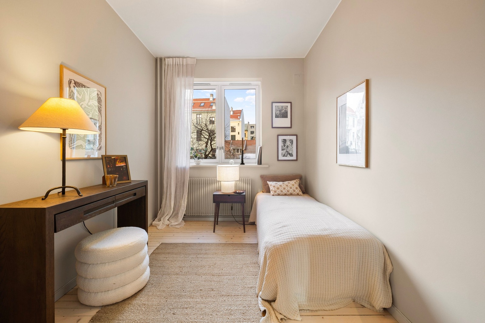 Soverom 2 er også av romslig størrelse med plass til dobbelseng og nattbord Galleribilde