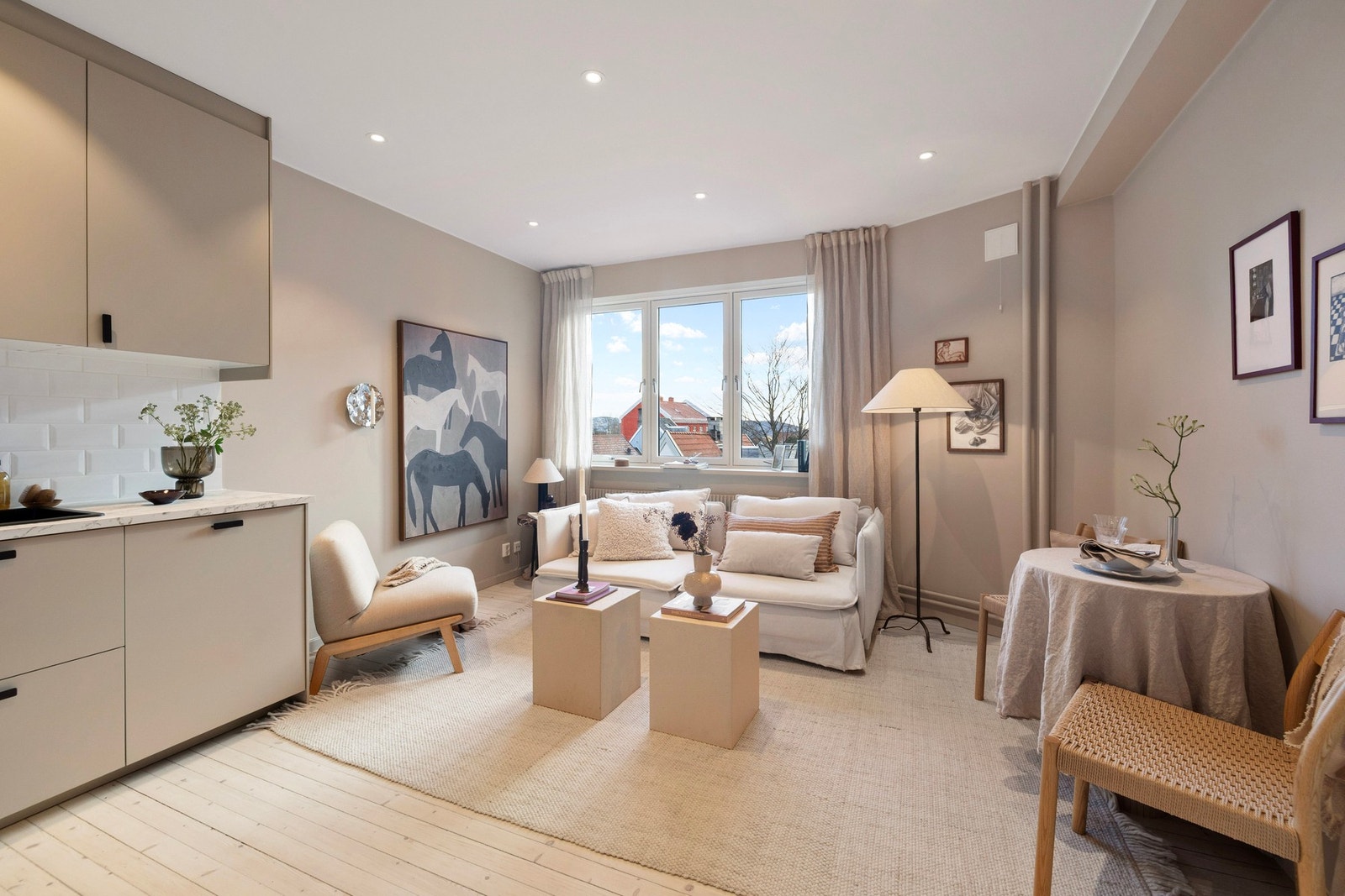 Stuen har en åpne og fin løsning med gode møblleringsmuligheter Galleribilde