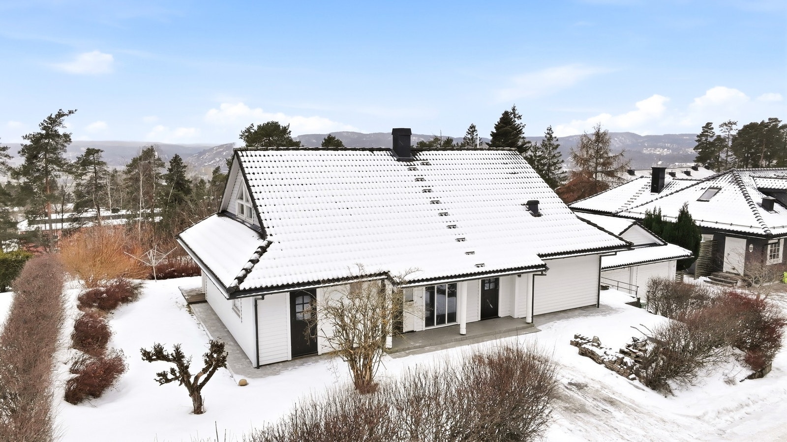 Sentral beliggenhet med gangavstand til skoler, barnehager, matbutikker, samt tur- og aktivitetstilbud. Galleribilde