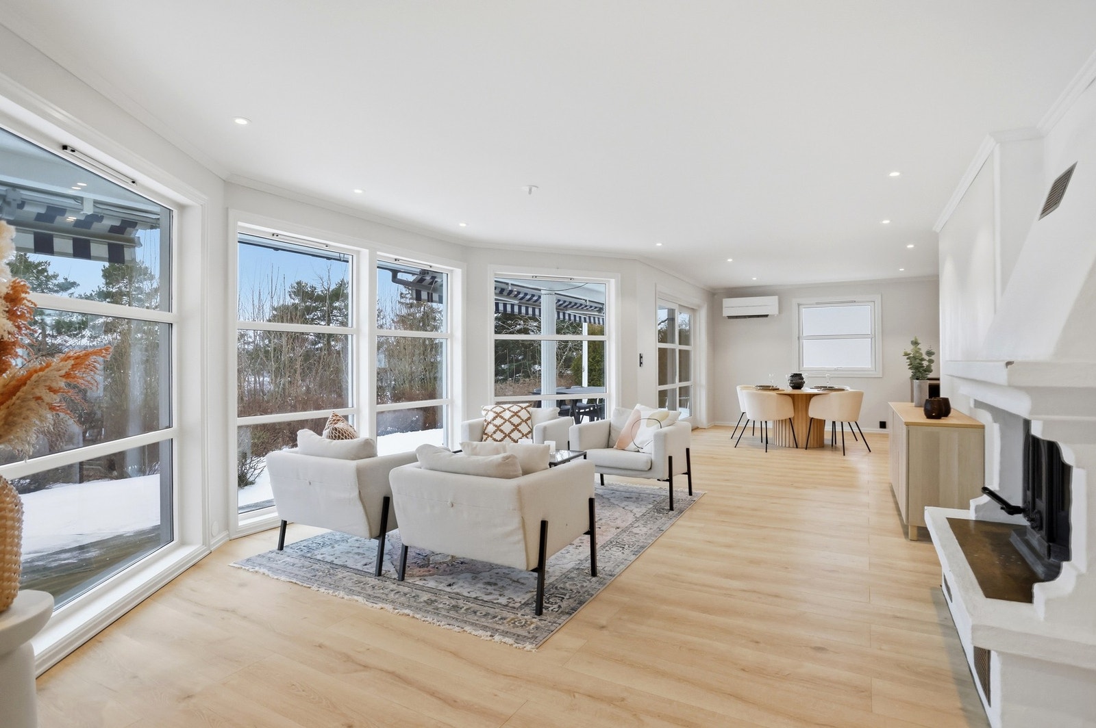 Det er satt inn varmepumpe for en jevn og god varme, i tillegg til peis Galleribilde