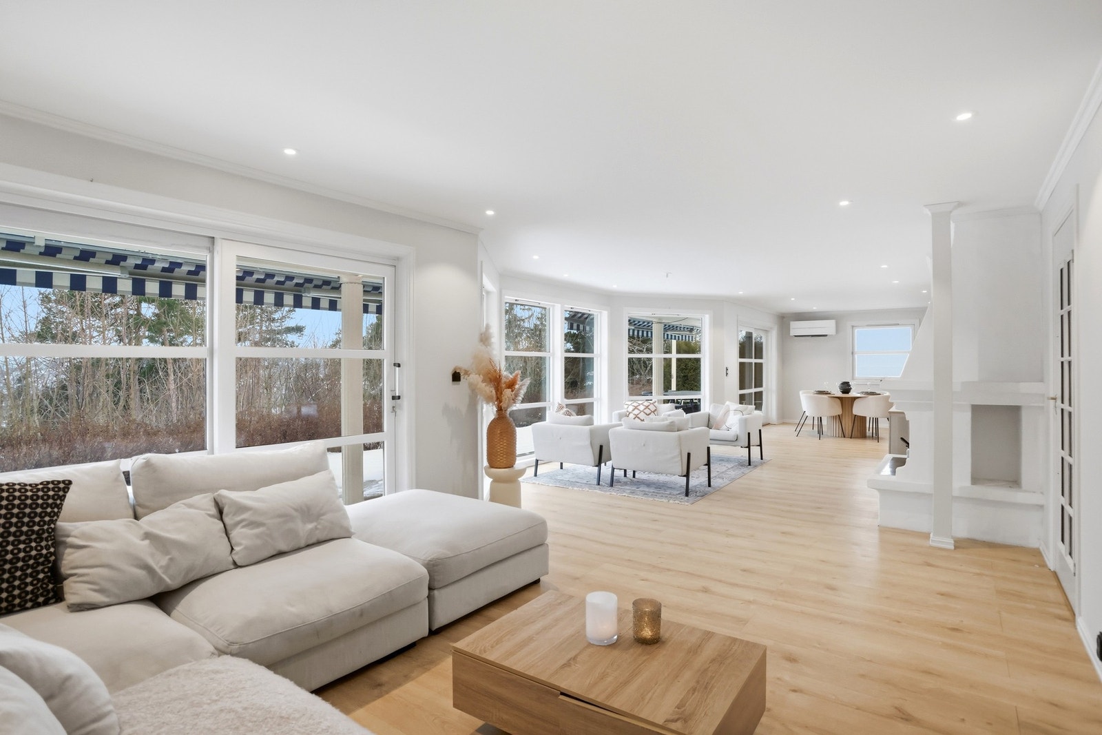 Ett romslig allrom som gir fleksibilitet med tanke på møblering, samt store vinduer som gir godt med naturlig lys til rommet. Galleribilde