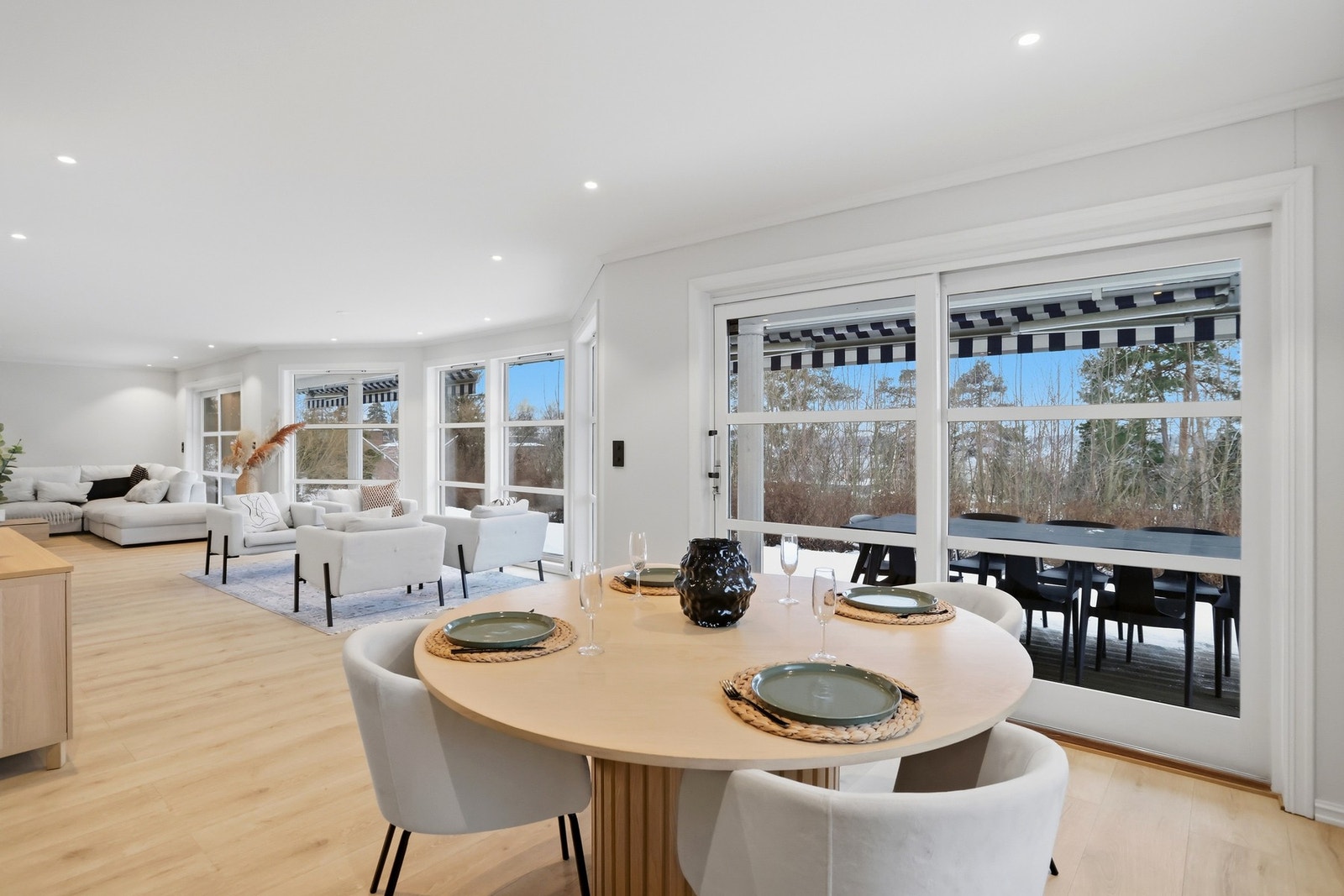 Skyvedører ut til terrasse og hage. Galleribilde