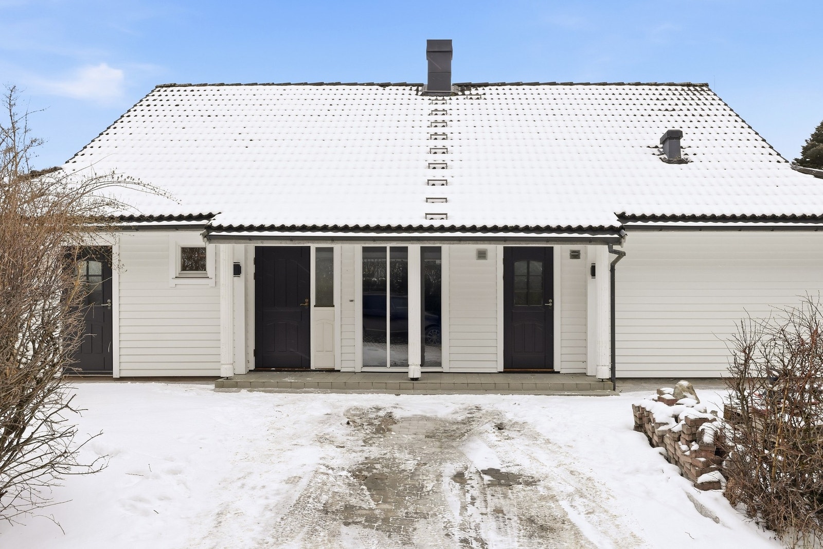 Gårdsplass og gangveier nylig belagt med belegningsstein. Galleribilde