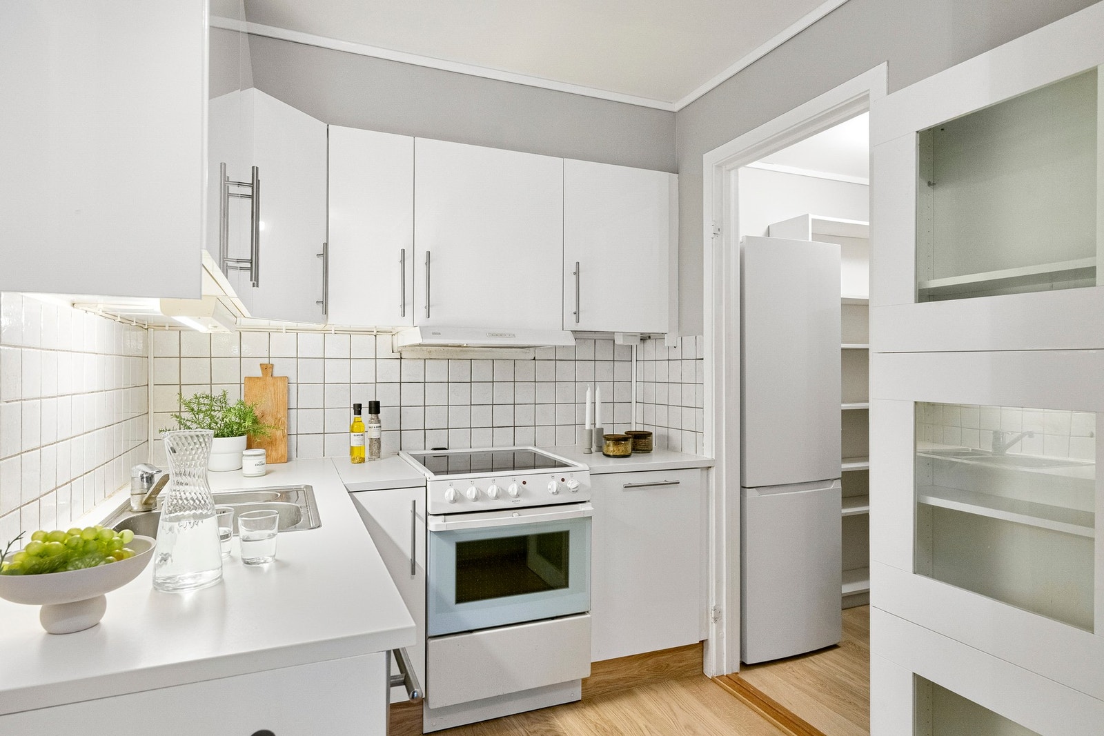 Praktisk innredning montert i L-form. Galleribilde