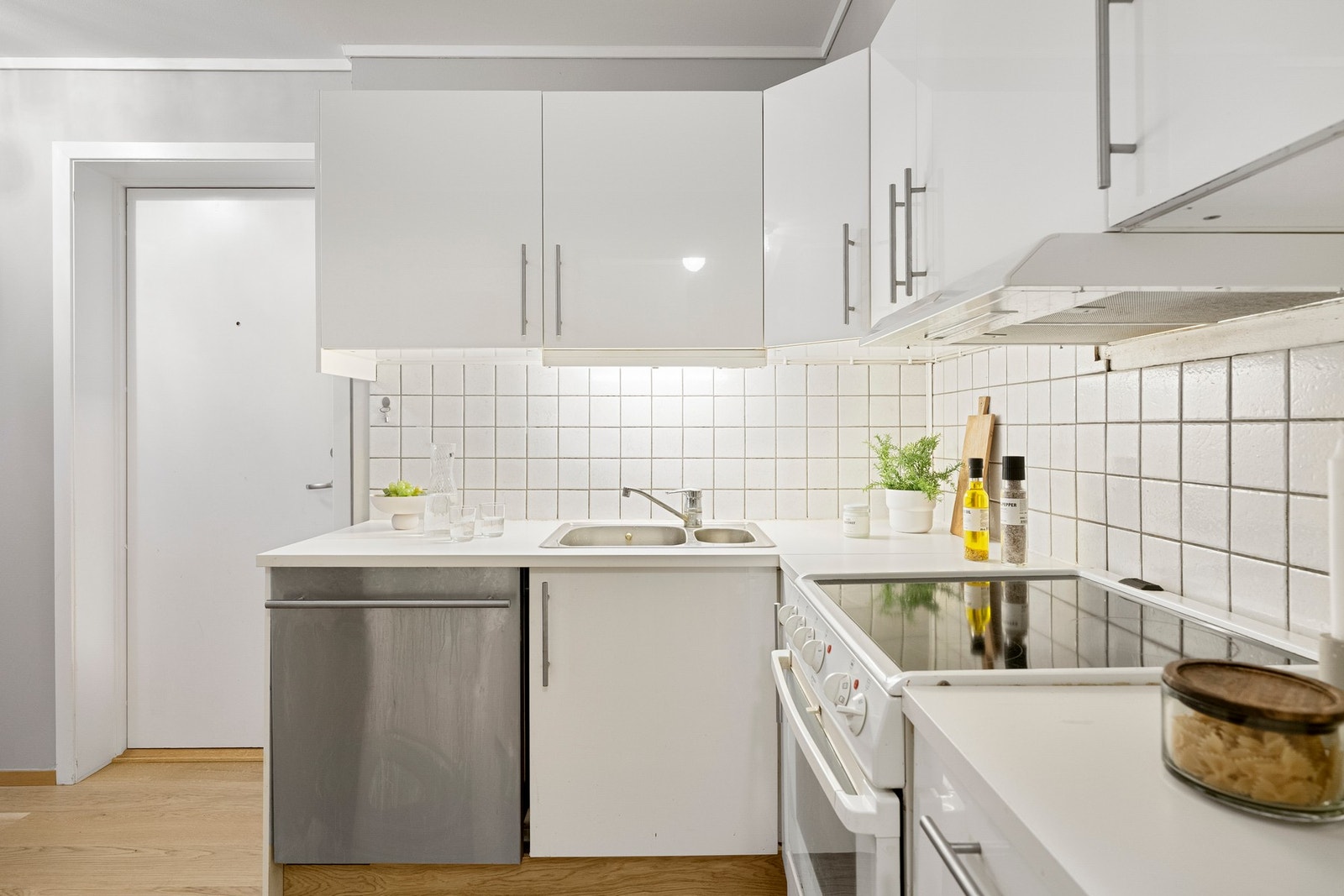 Utformingen gir rikelig med skap- og benkeplass. Galleribilde