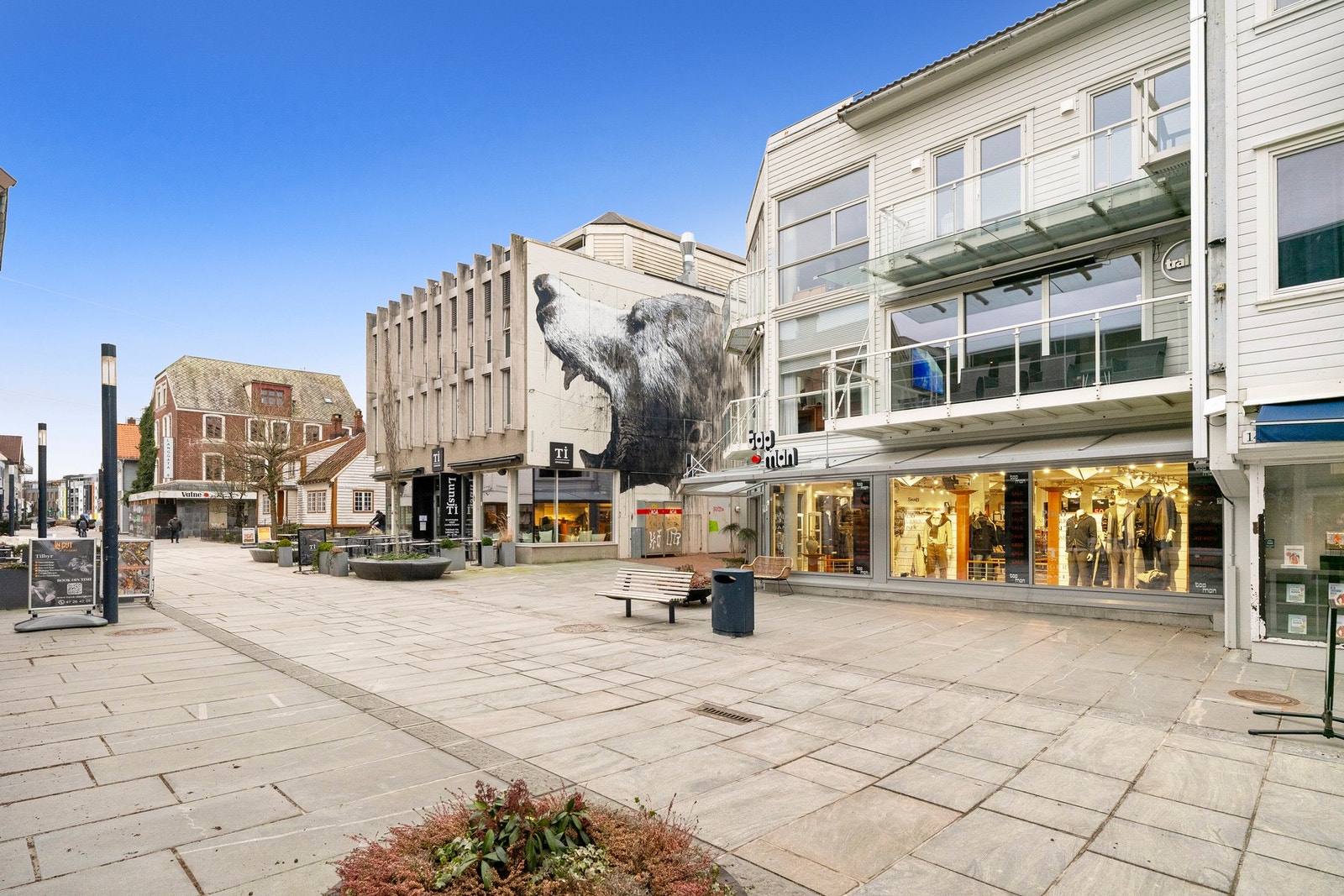 Leiligheten ligger i nærheten av flere resturanter og kafeer. Galleribilde