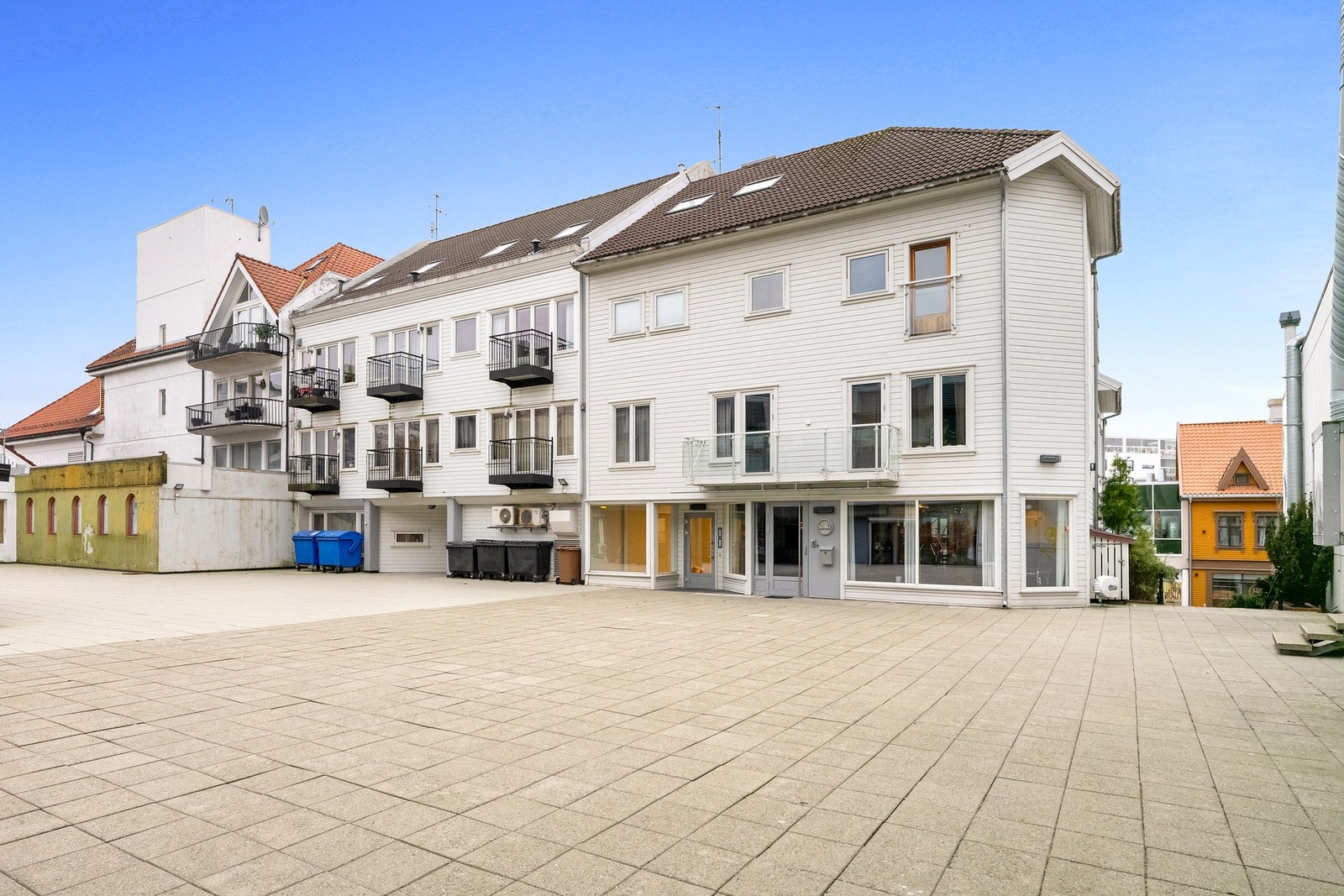 Leiligheten ligger sentralt i Sandnes, midt i den tradisjonelle handlegaten Langgata. Galleribilde