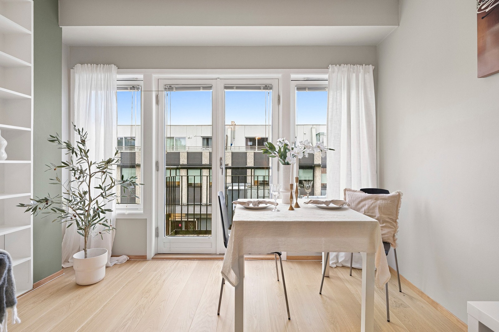 Ved vinduene er det naturlig plassering for spisebord. Galleribilde