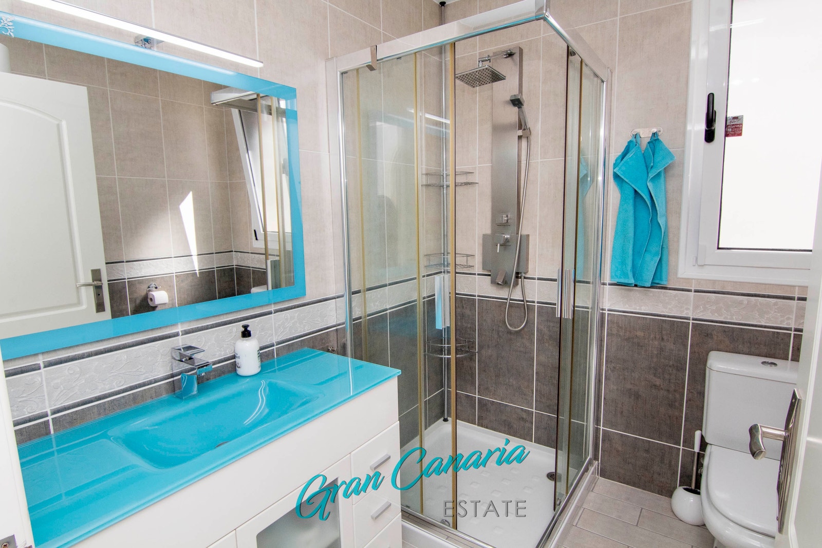 Delikat bad med dusj Galleribilde