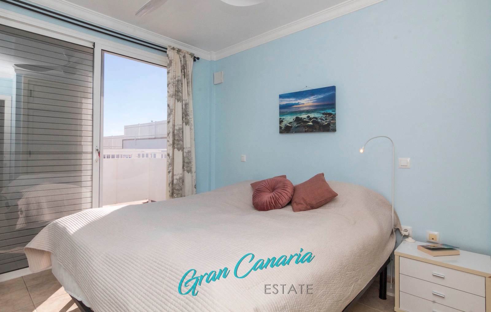 Stort soverom med innebygd garderobe Galleribilde