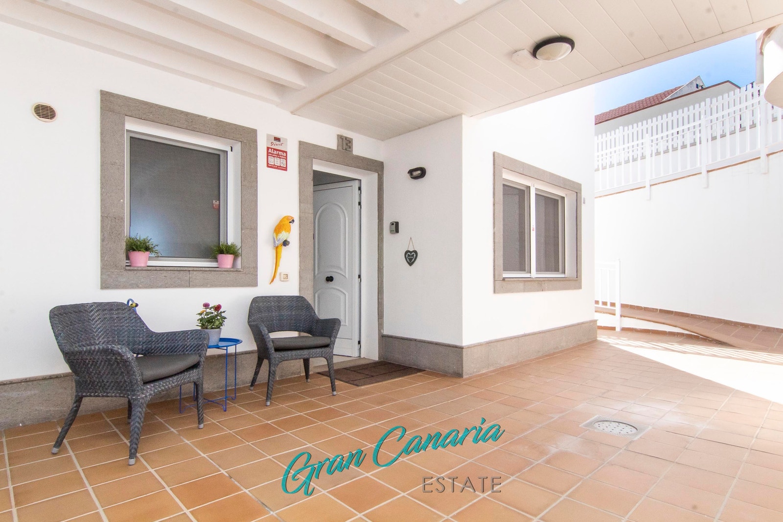 Nydelig skjermet område foran hovedinngangen til leiligheten Galleribilde