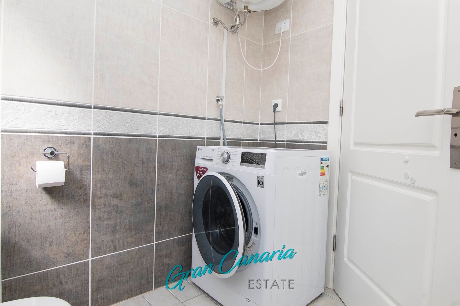 Vaskemaskin på badet Galleribilde