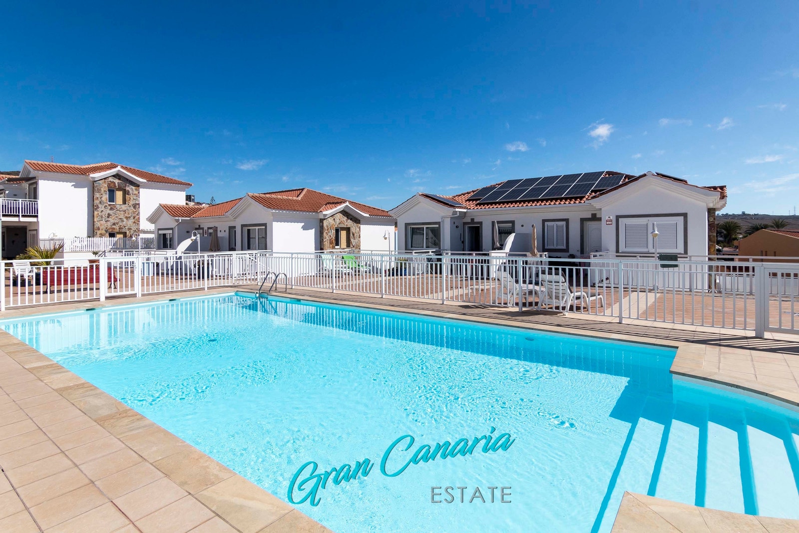 Stort felles svømmebasseng Galleribilde