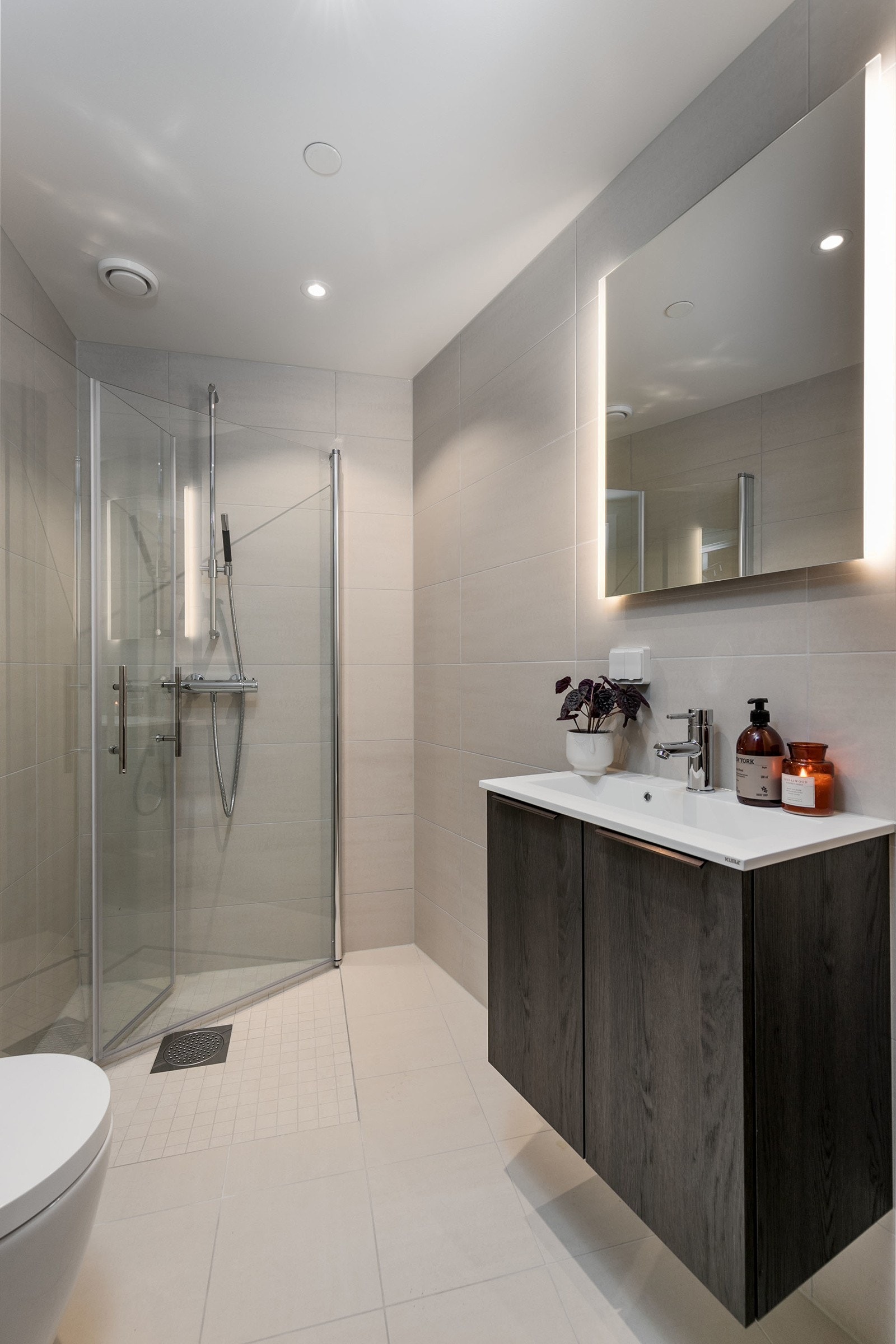 Bad ved entré. Leiligheten har to delikate flislagte bad, av samme høye standard som resten av leiligheten Galleribilde