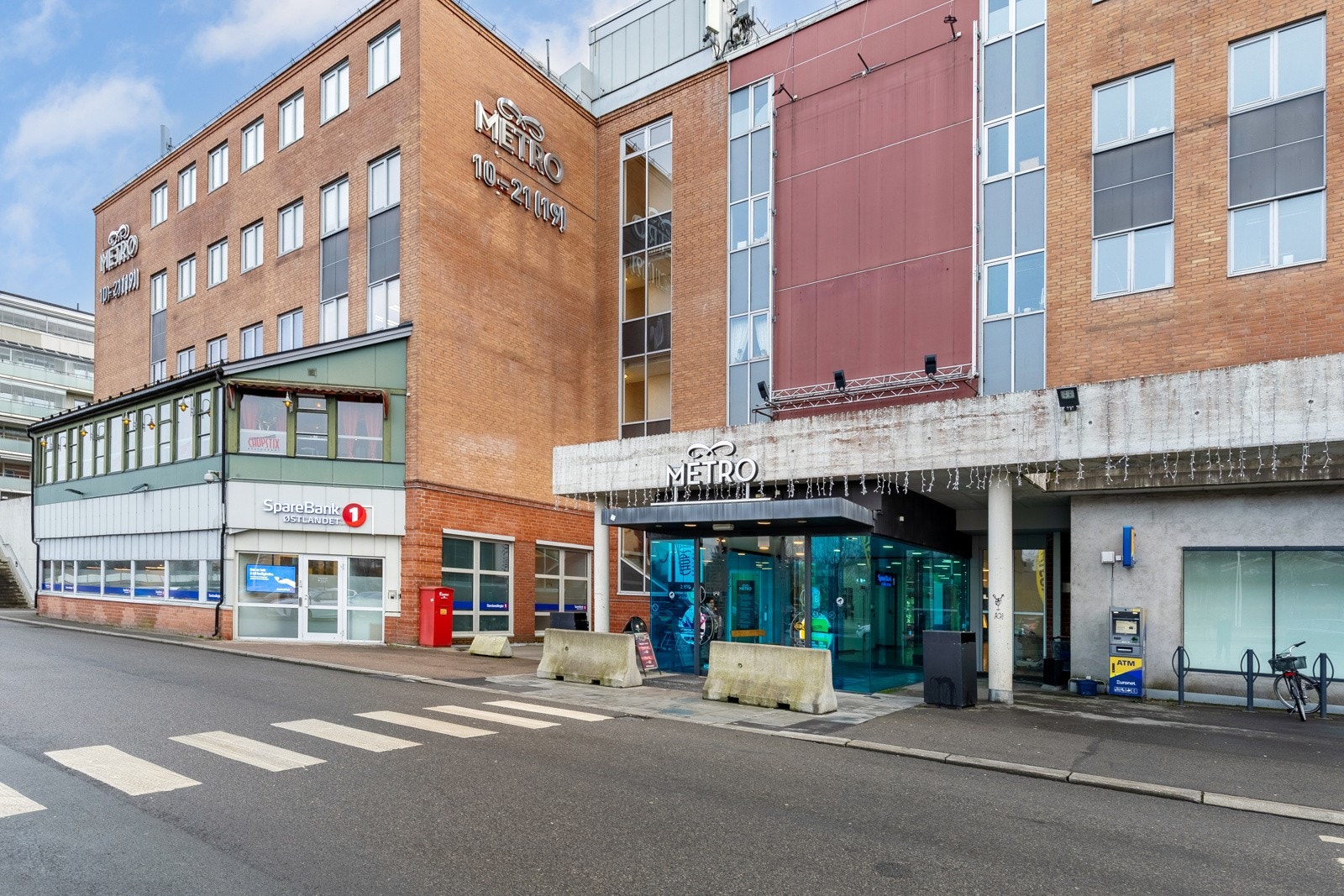 Fra leiligheten vil det være gangavstand til både Lørenskog Storsenter Triaden og Metro Senter. Her finner man et rikt utvalg av forretninger, kaféer og restauranter. Galleribilde