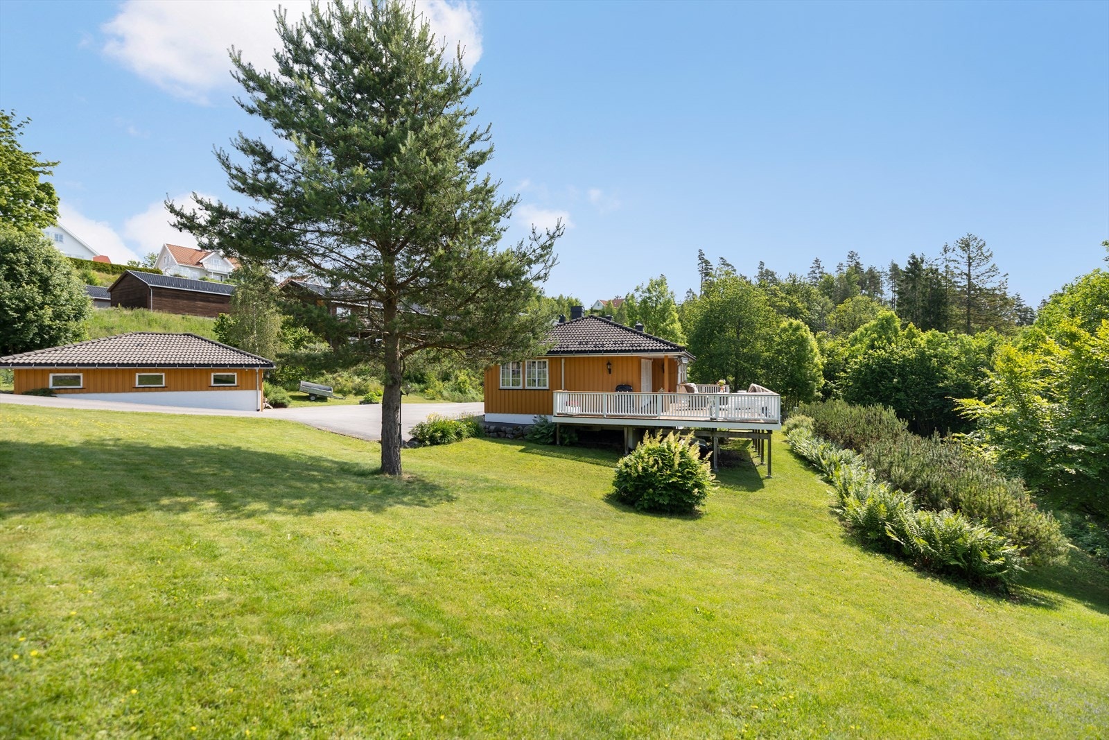 Holteveien 55 er med andre ord et sted hvor du kan nyte rolige og grønne omgivelser, samtidig som du har alt du trenger i hverdagen lett tilgjengelig. Galleribilde