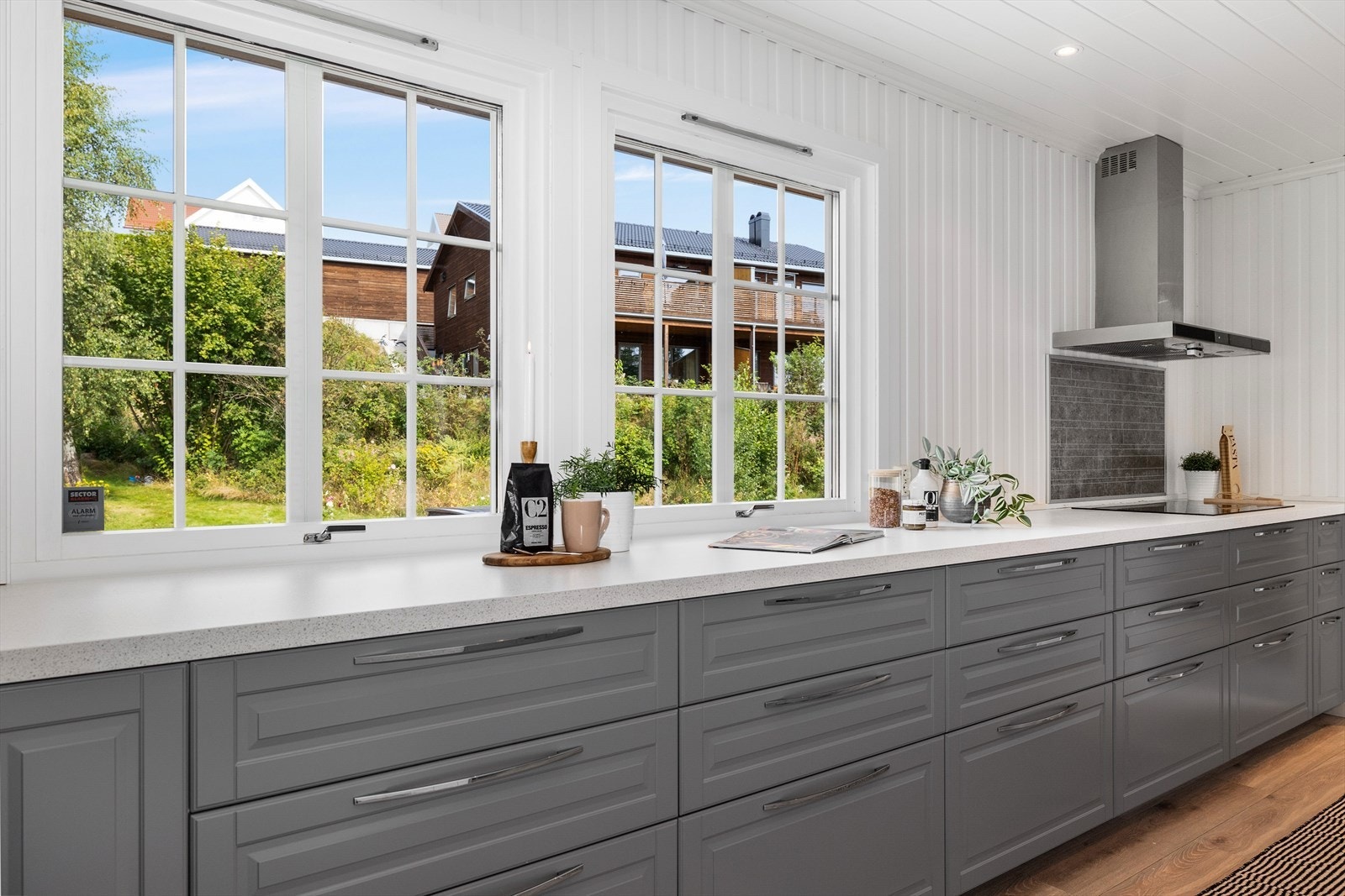 Kjøkkenet har store vindusflater som gir godt med lysinnslipp til matlagingen. Galleribilde