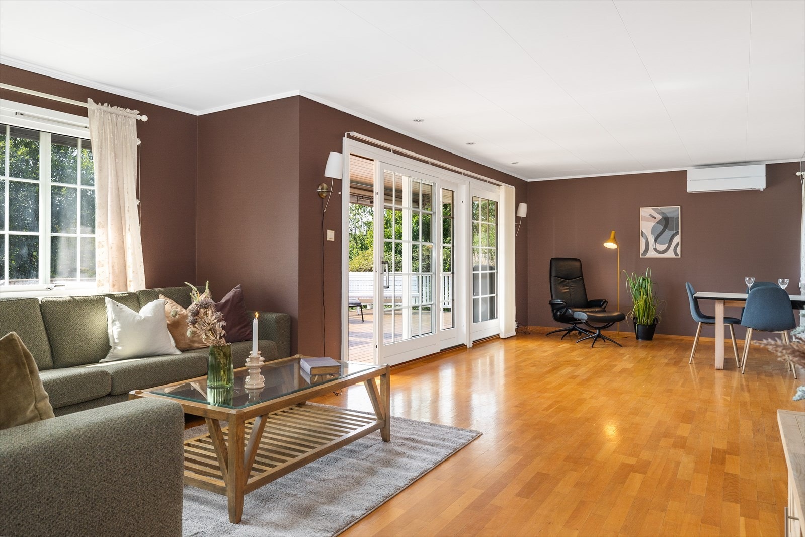 Her er det god plass til både sofagruppe og spisestue, og rommet har en naturlig flyt som gjør det enkelt å samle familie og venner. Galleribilde