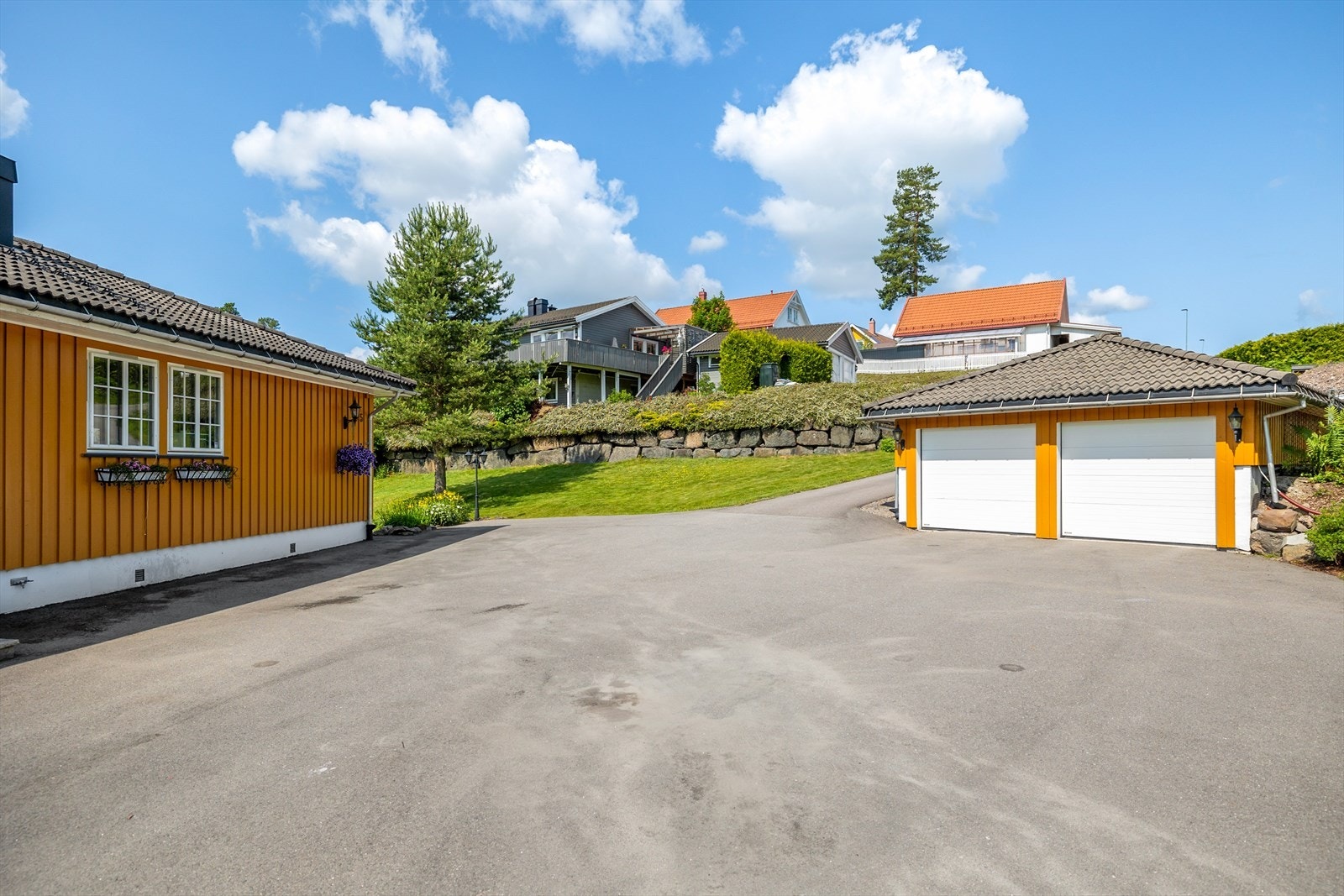 Holteveien 55 er en bolig som kombinerer god standard med praktiske løsninger og en beliggenhet som er skreddersydd for familielivet. Galleribilde