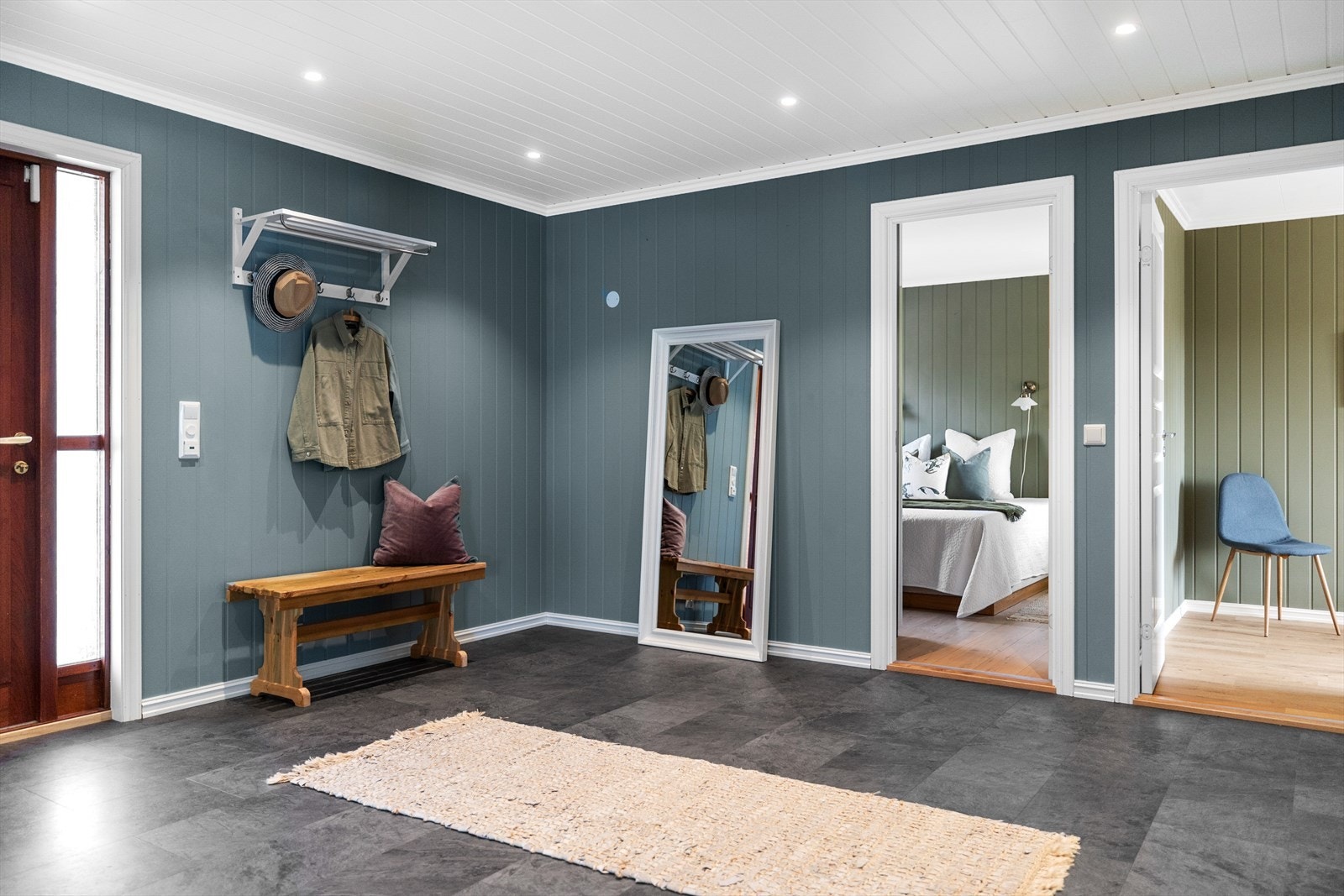 Entré er romslig med rikelig plass til garderobe og oppbevaring - en praktisk løsning i en aktiv familiehverdag. Galleribilde