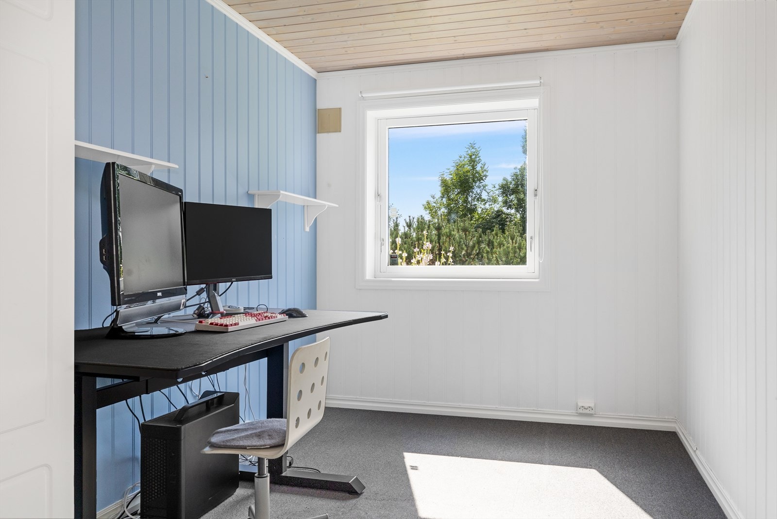 Soverom nr 2 i underetasjen har også god plass til seng og oppbevaring Galleribilde