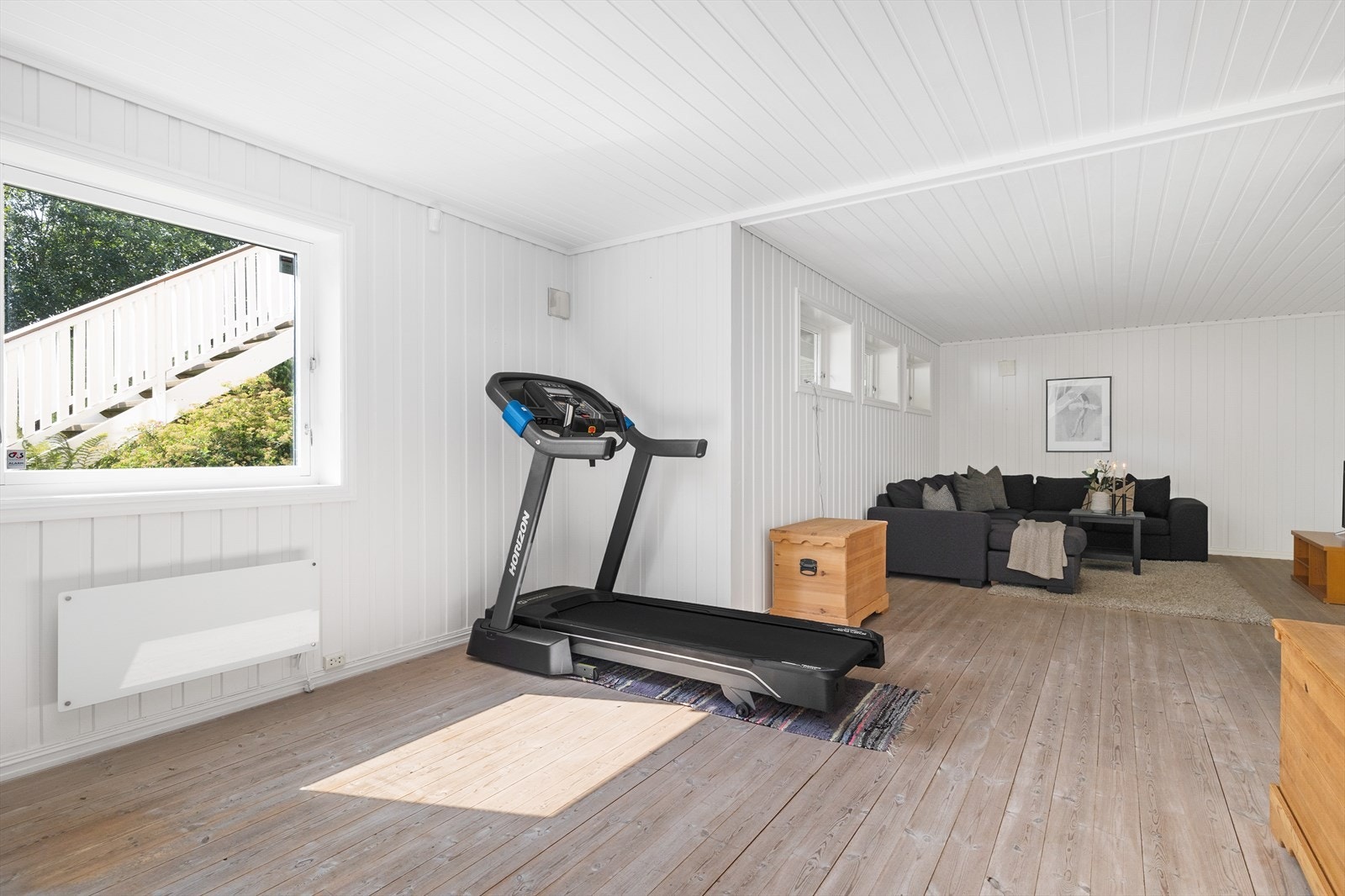 En egen inngang gjør det enkelt å bruke kjelleren aktivt i hverdagen, for eksempel når barna blir større eller som et naturlig bindeledd mellom inne- og uteareal. Galleribilde