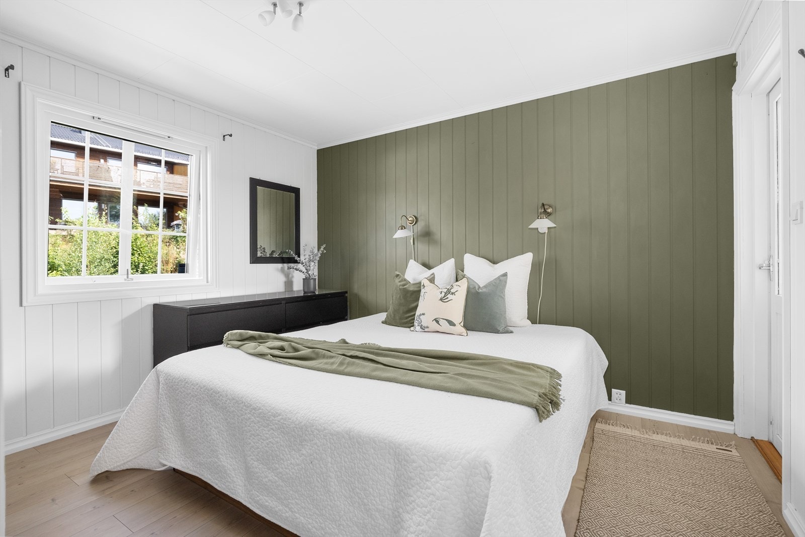 Flott hovedsoverom med god plass til seng og oppbevaring. Galleribilde