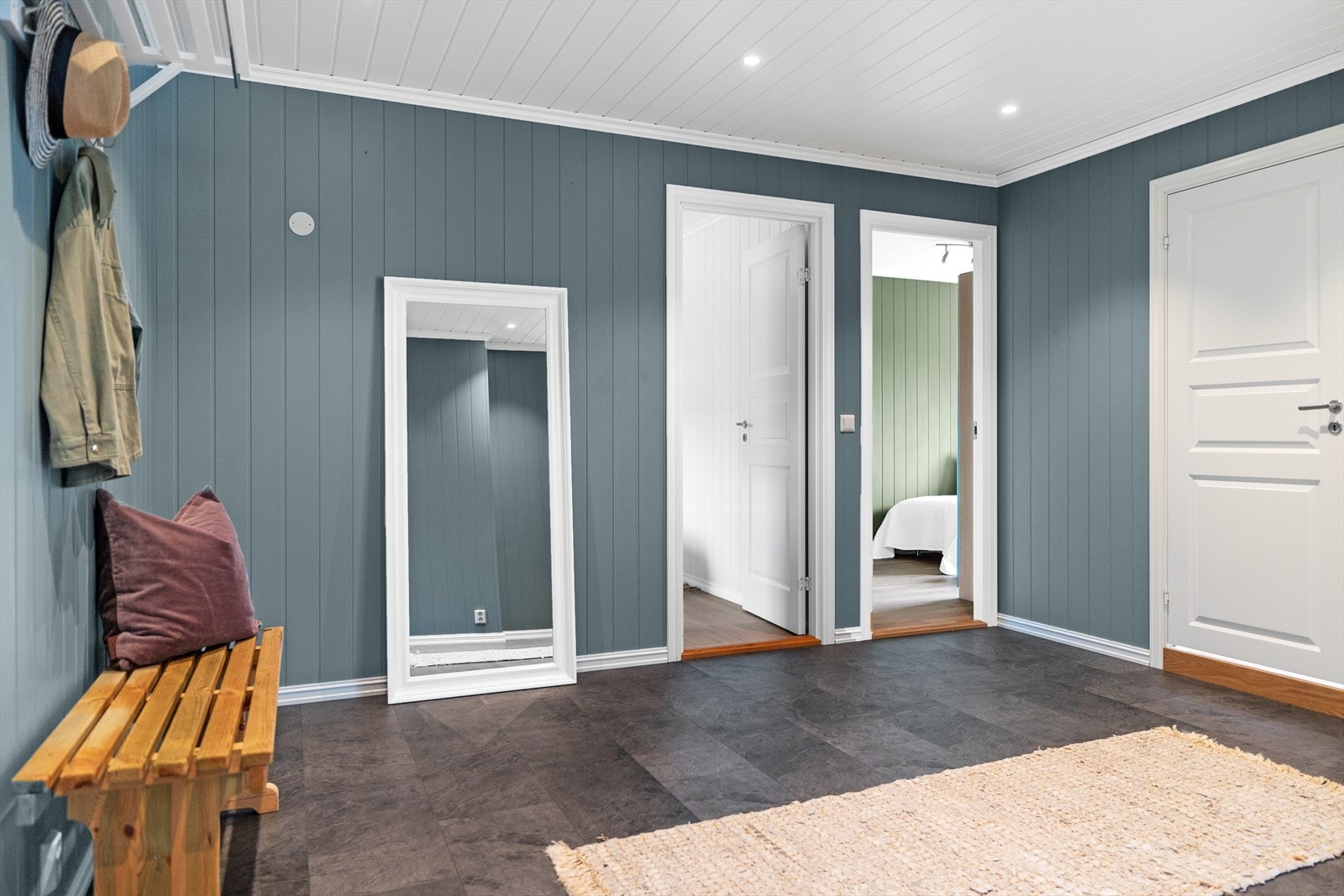 Entreen er romslig med god plass til å henge fra seg yttertøy. Galleribilde