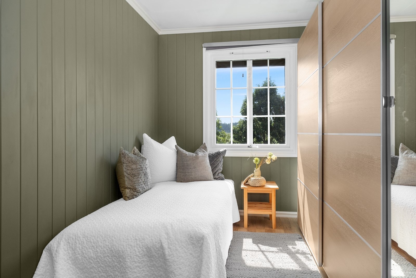 Soverom nr 2 finner man også i hovedetasjen med plass til seng og garderobeskap. Galleribilde