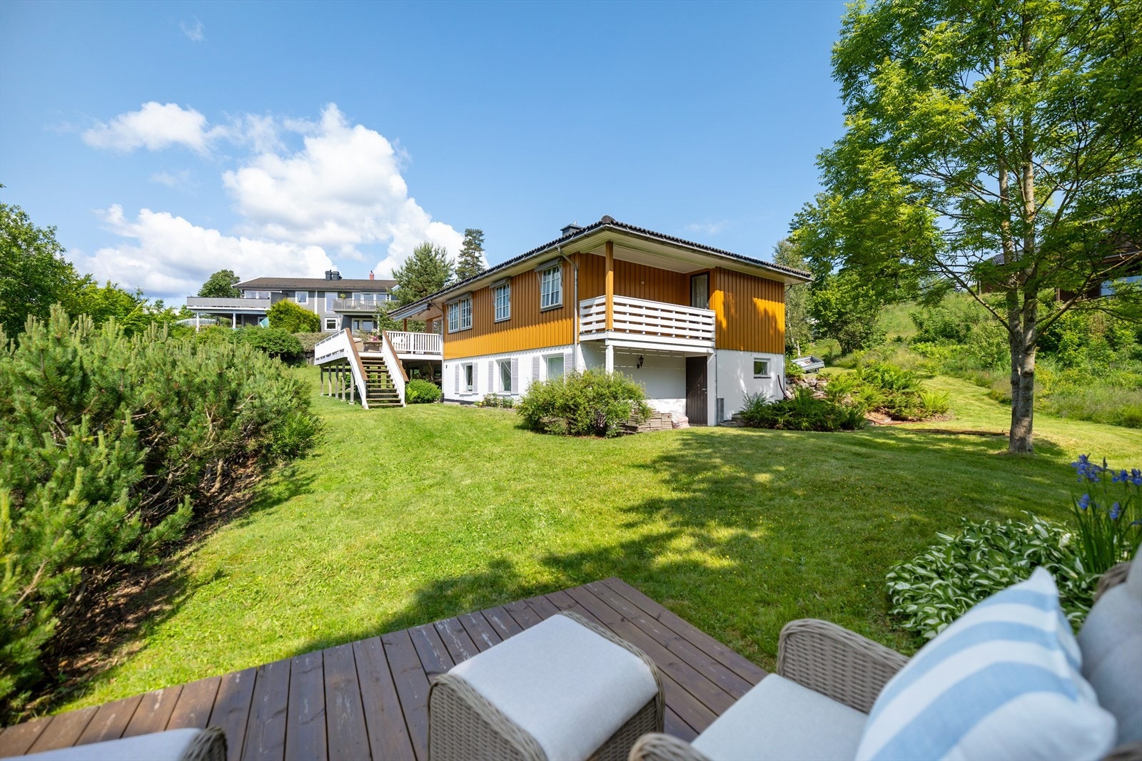 Velkommen til Holteveien 55, presentert av Aktiv Eiendomsmegling v/Kaia Hostvedt Dahle. Fotograf: Paul Thürmer. Galleribilde