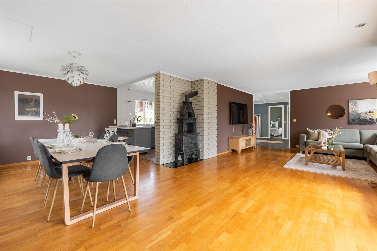 Stor og luftig stue med store vindusflater som slipper inn rikelig med dagslys. Galleribilde