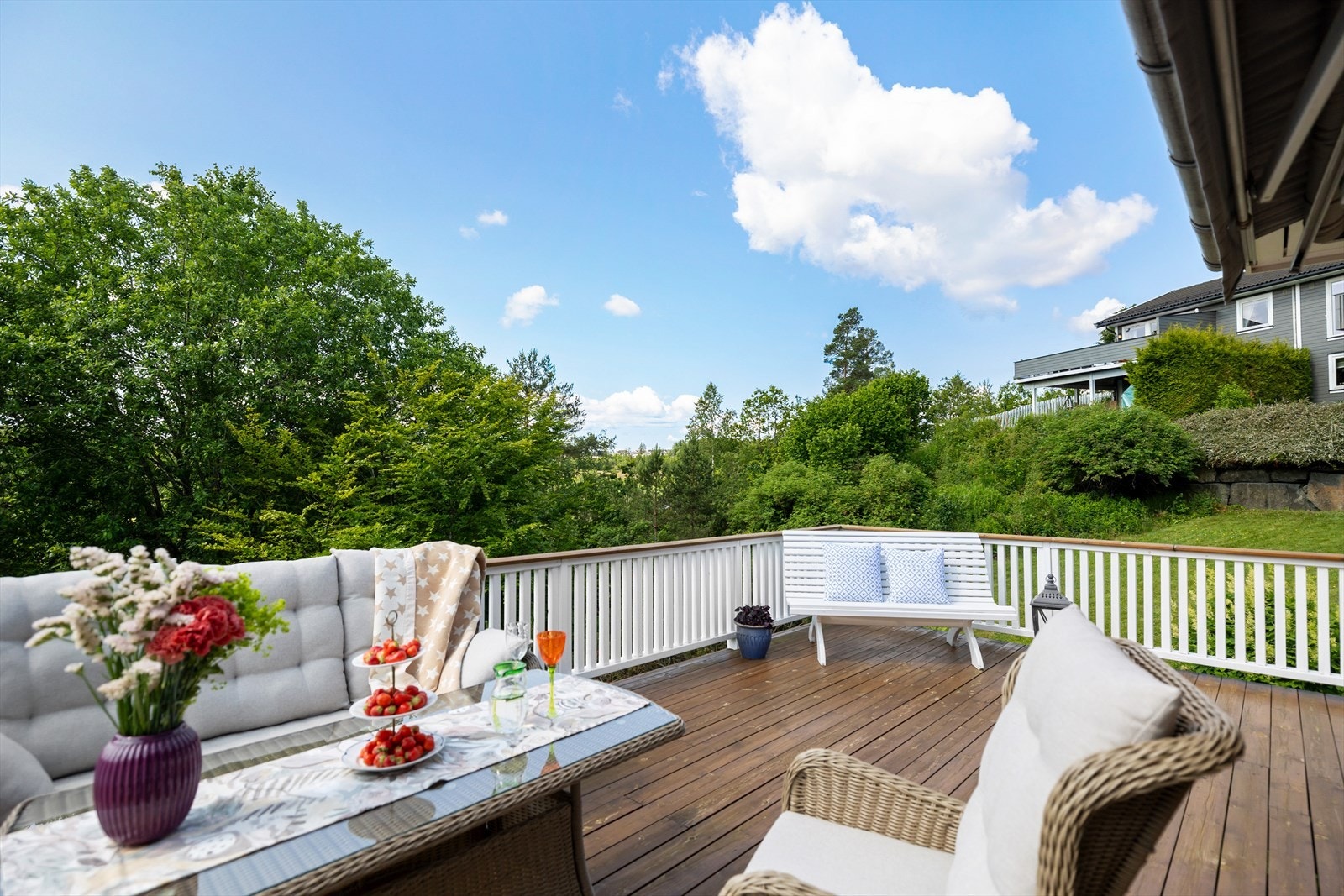 Fra stuen er det direkte utgang til en stor veranda, hvor kveldssolen kan nytes til langt utpå sommerkvelden. Galleribilde