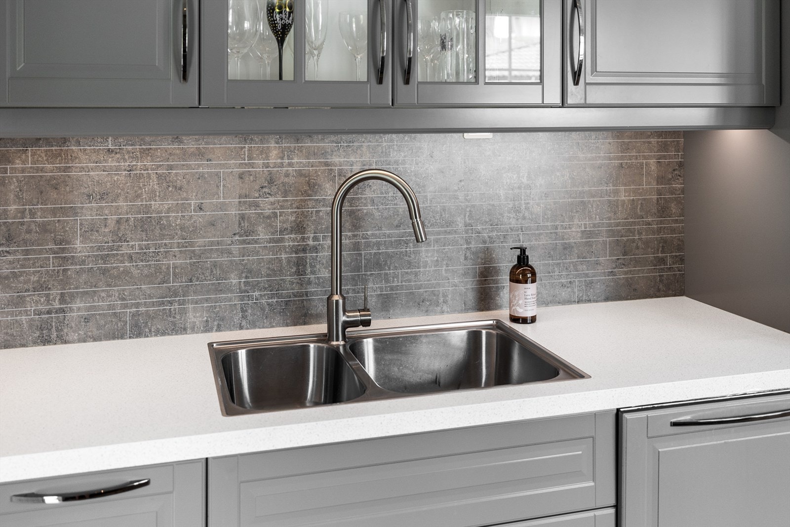 Stor dobbelt vask med flotte fliser på bakvegg. Galleribilde