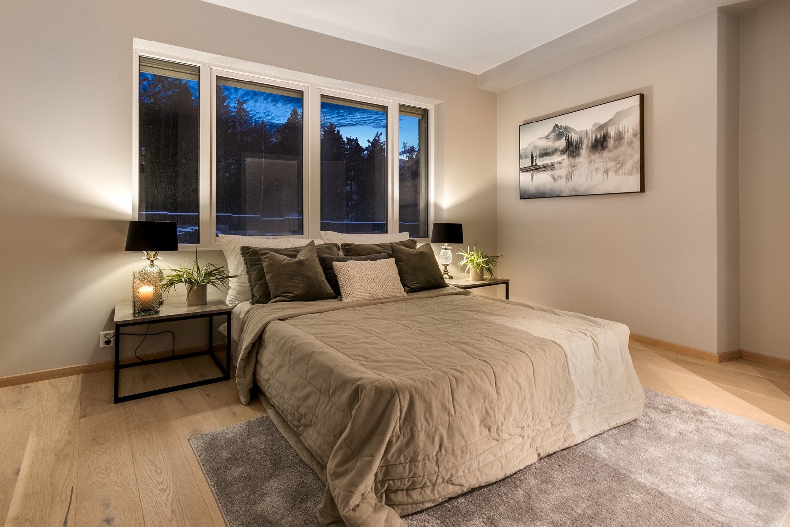 Meget pent hovedsoverom med god plass til dobbeltseng og garderobeinnredning Galleribilde