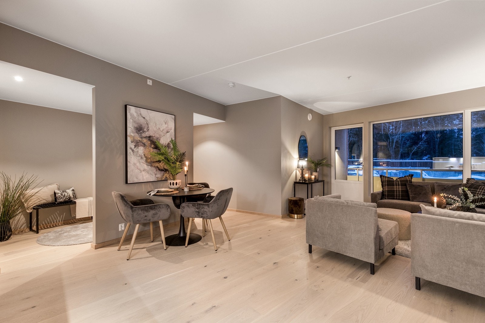 Vannbåren varme i gulv som sørger for en stabil og behagelig temperatur Galleribilde