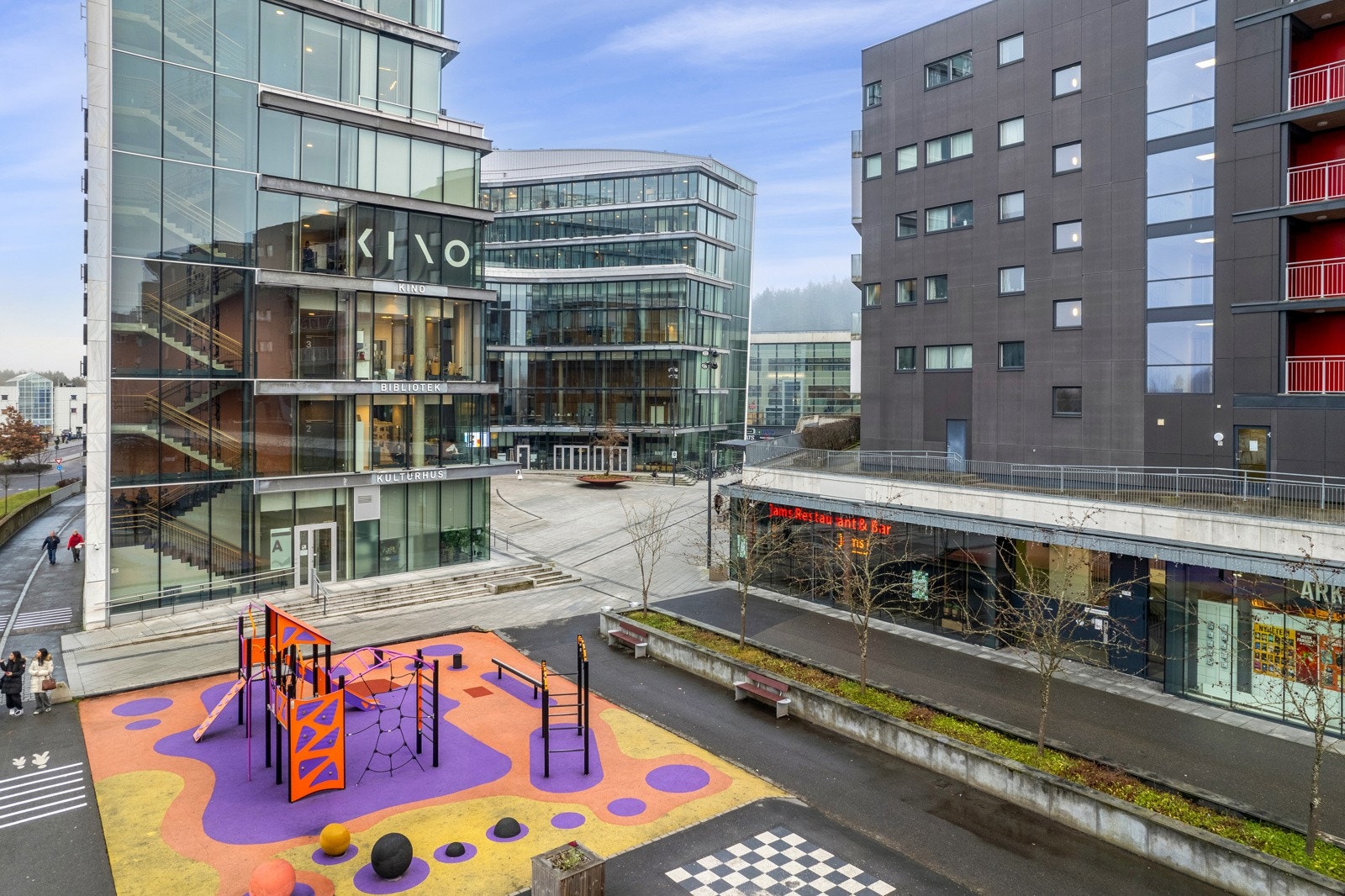 Kort vei til fotballbane, lekeplass, golfbane, tennisanlegg og treningssenter m.m. Galleribilde