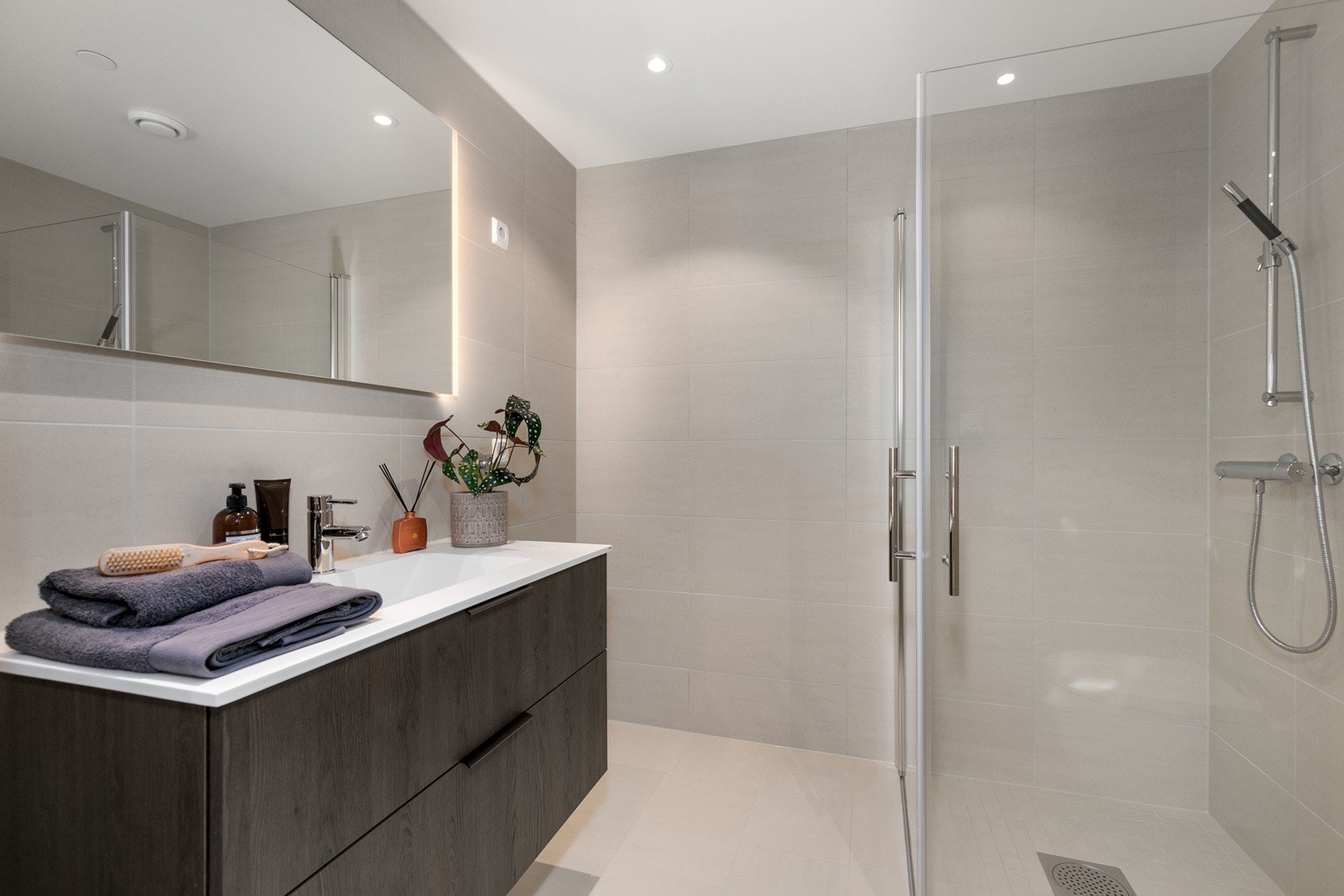 Leiligheten har to delikate flislagte bad, av samme høye standard som resten av leiligheten. Galleribilde