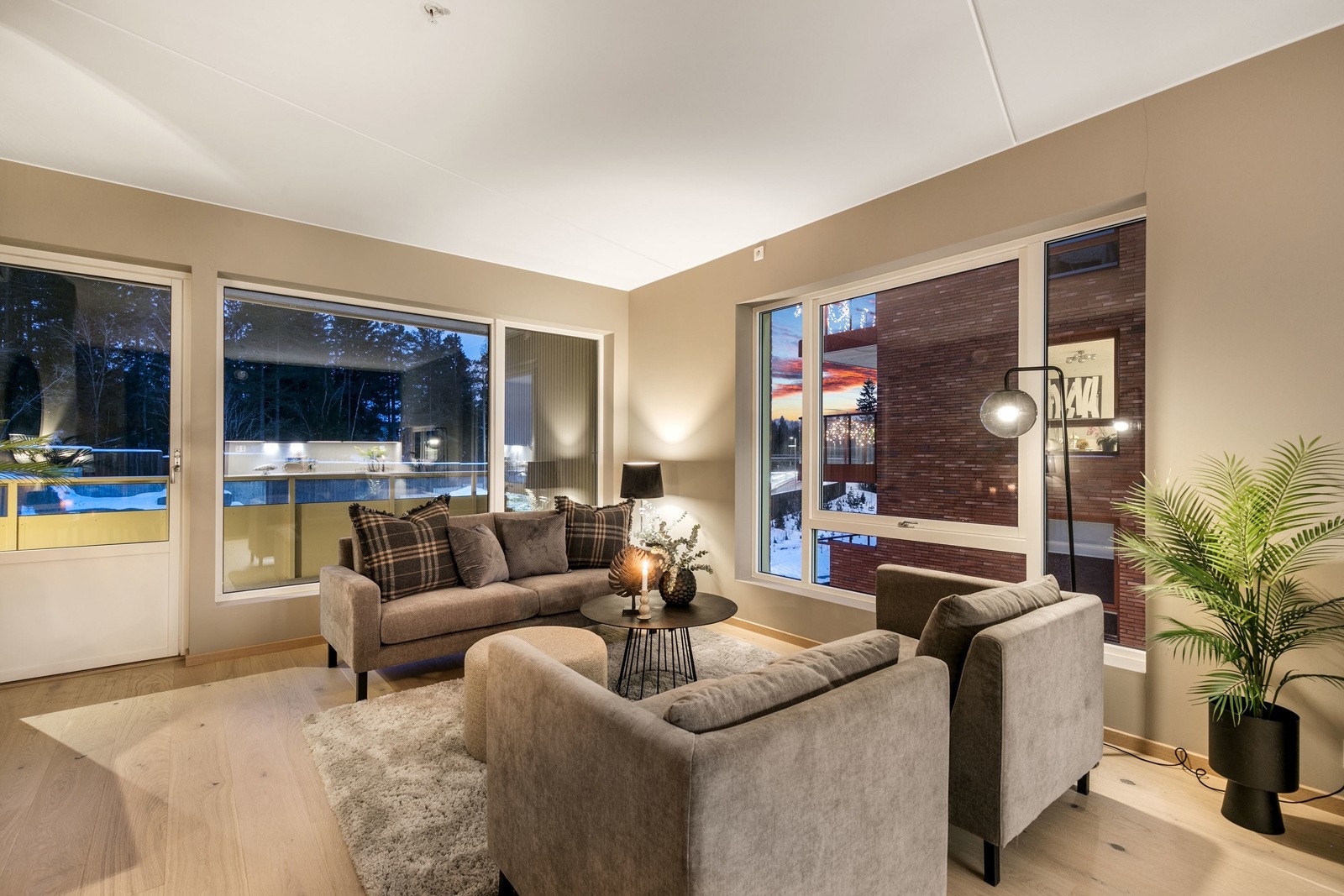 De store vinduene sørger for rikelig med innslipp av naturlig lys. Galleribilde