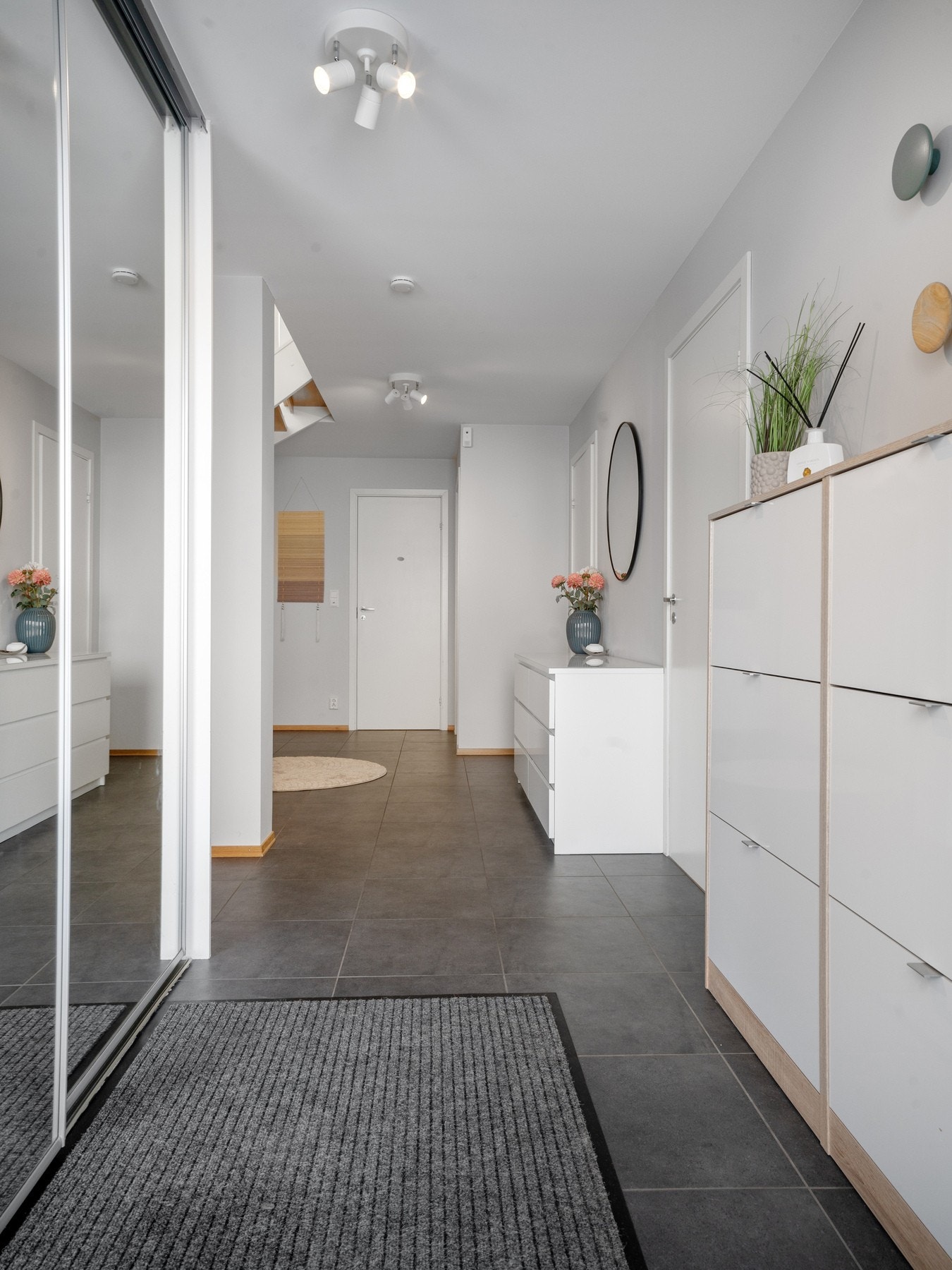 Entré med romslig skyvedørsgarderobe. Galleribilde