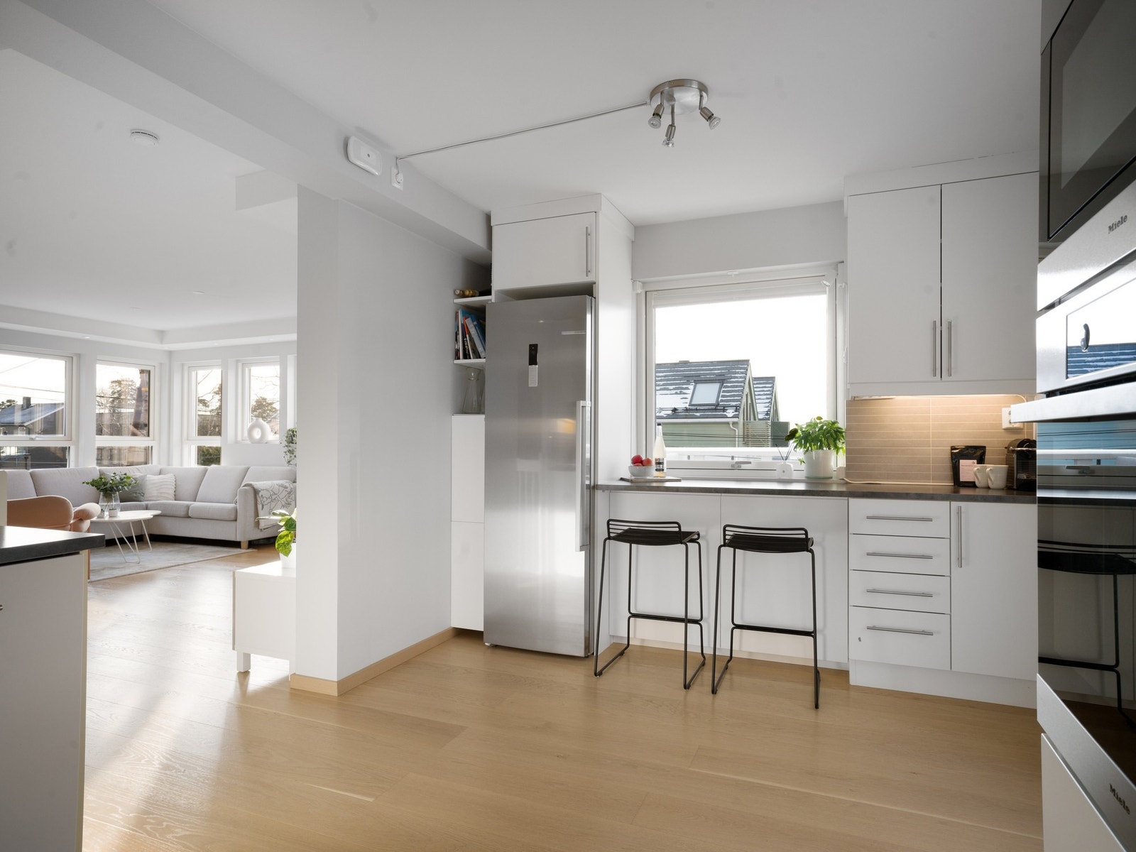 Stort kjøkken med mye skapplass og praktiske skuffer som rommer mye. Galleribilde