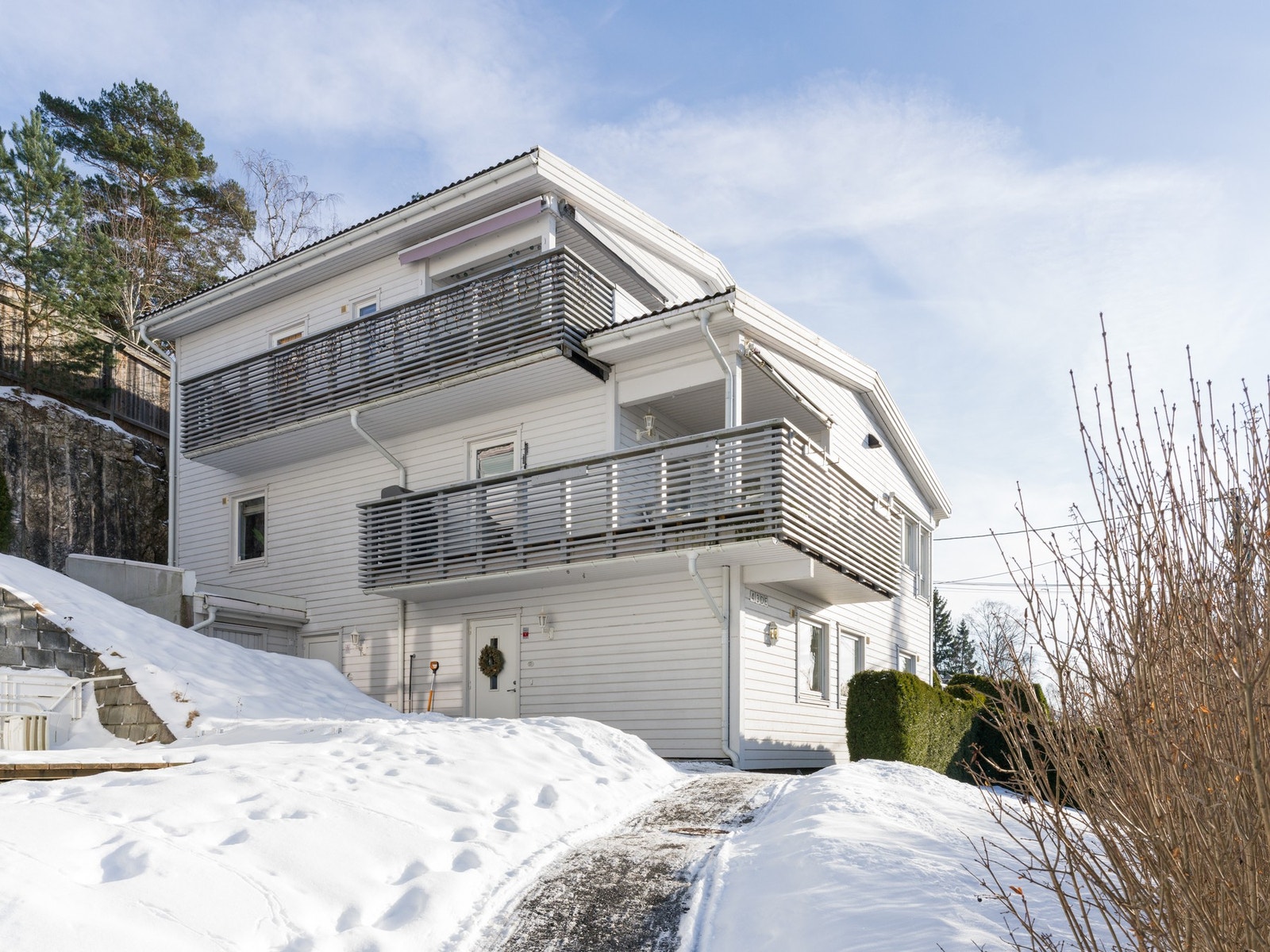 Boligen ligger høyt i terrenget. Galleribilde