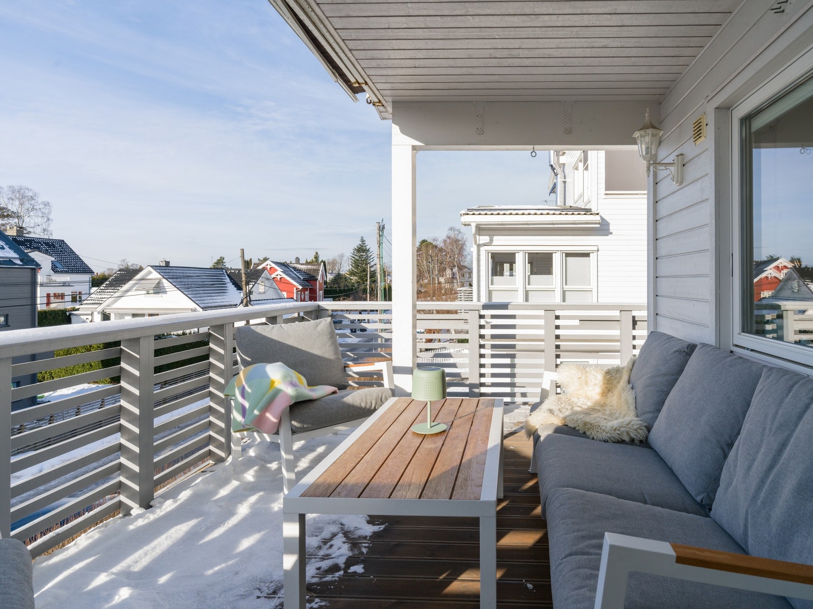 Boligen har flere solrike uteplasser, hvorav verandaen på 15 m² utenfor øverste etasje som har flott utsyn utover nærområdet. Galleribilde